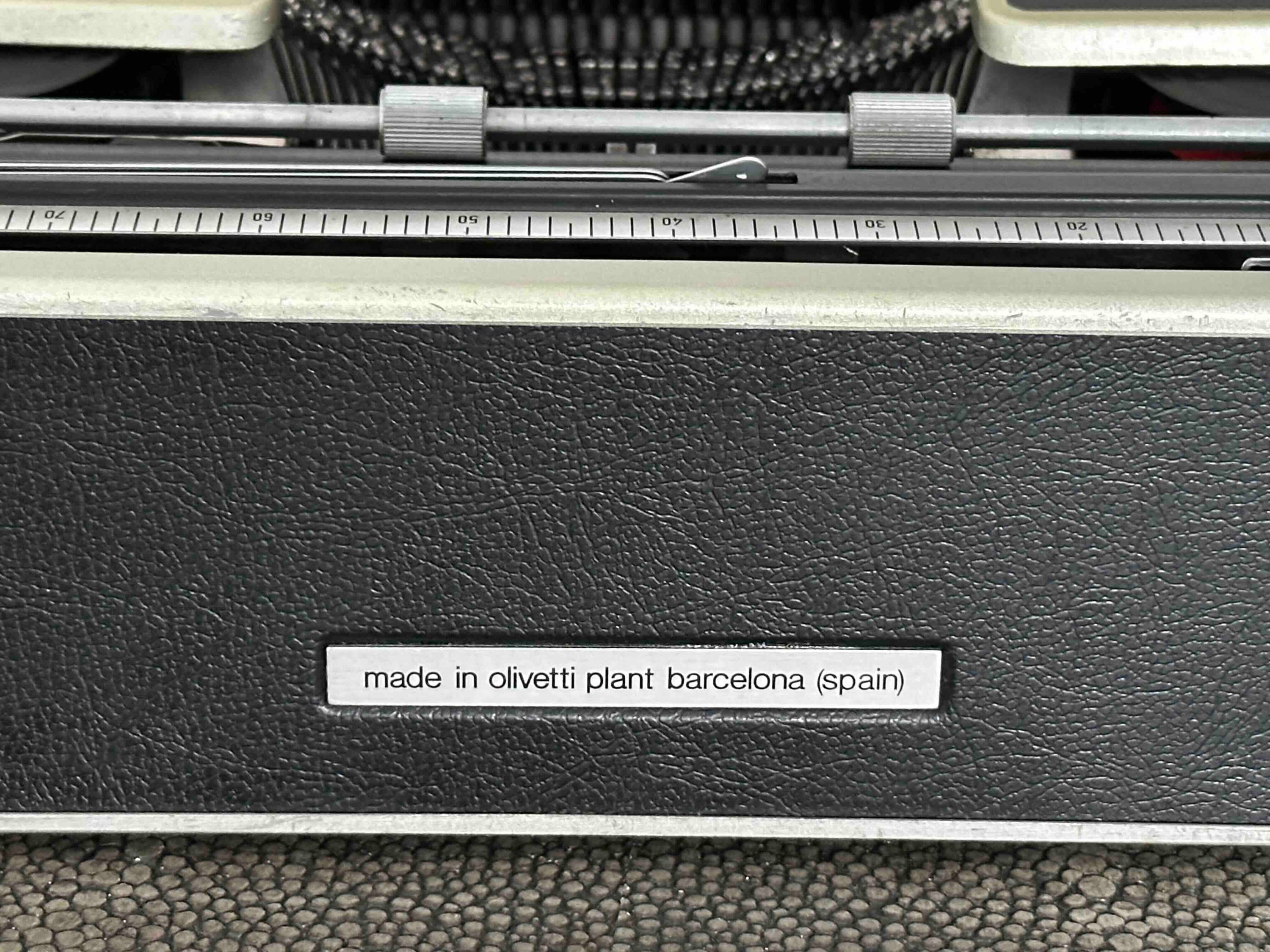 Olivetti Lettera DL Typewriter with Qwerty Layout, 1970s, Made in Spain, Fully Functional