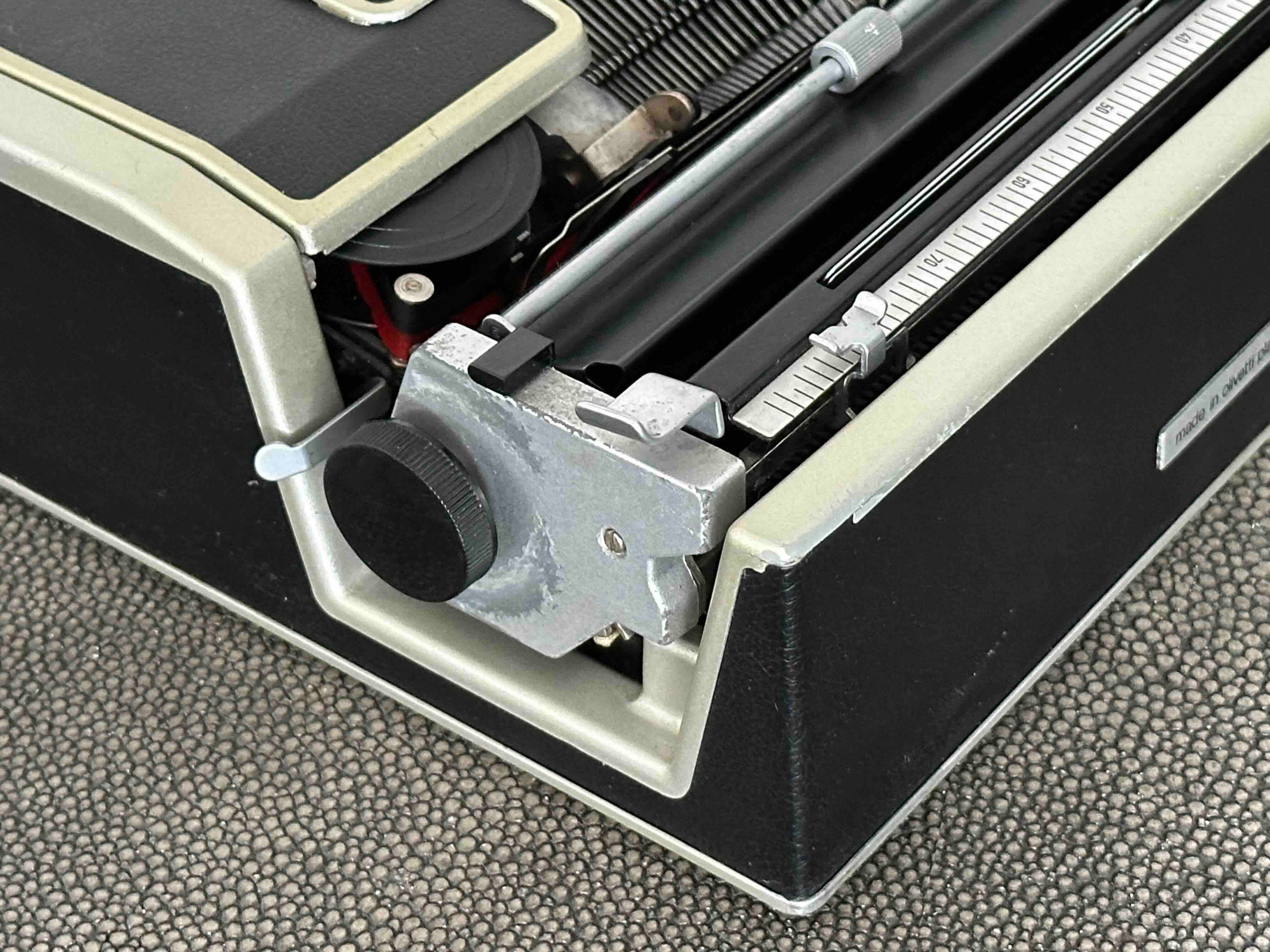 Olivetti Lettera DL Typewriter with Qwerty Layout, 1970s, Made in Spain, Fully Functional