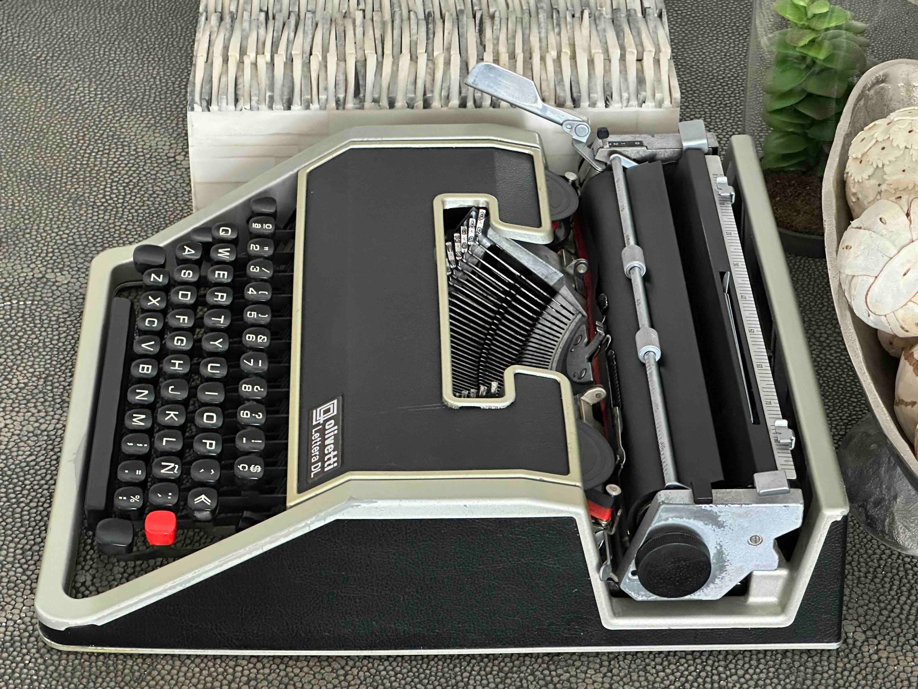 Olivetti Lettera DL Typewriter with Qwerty Layout, 1970s, Made in Spain, Fully Functional