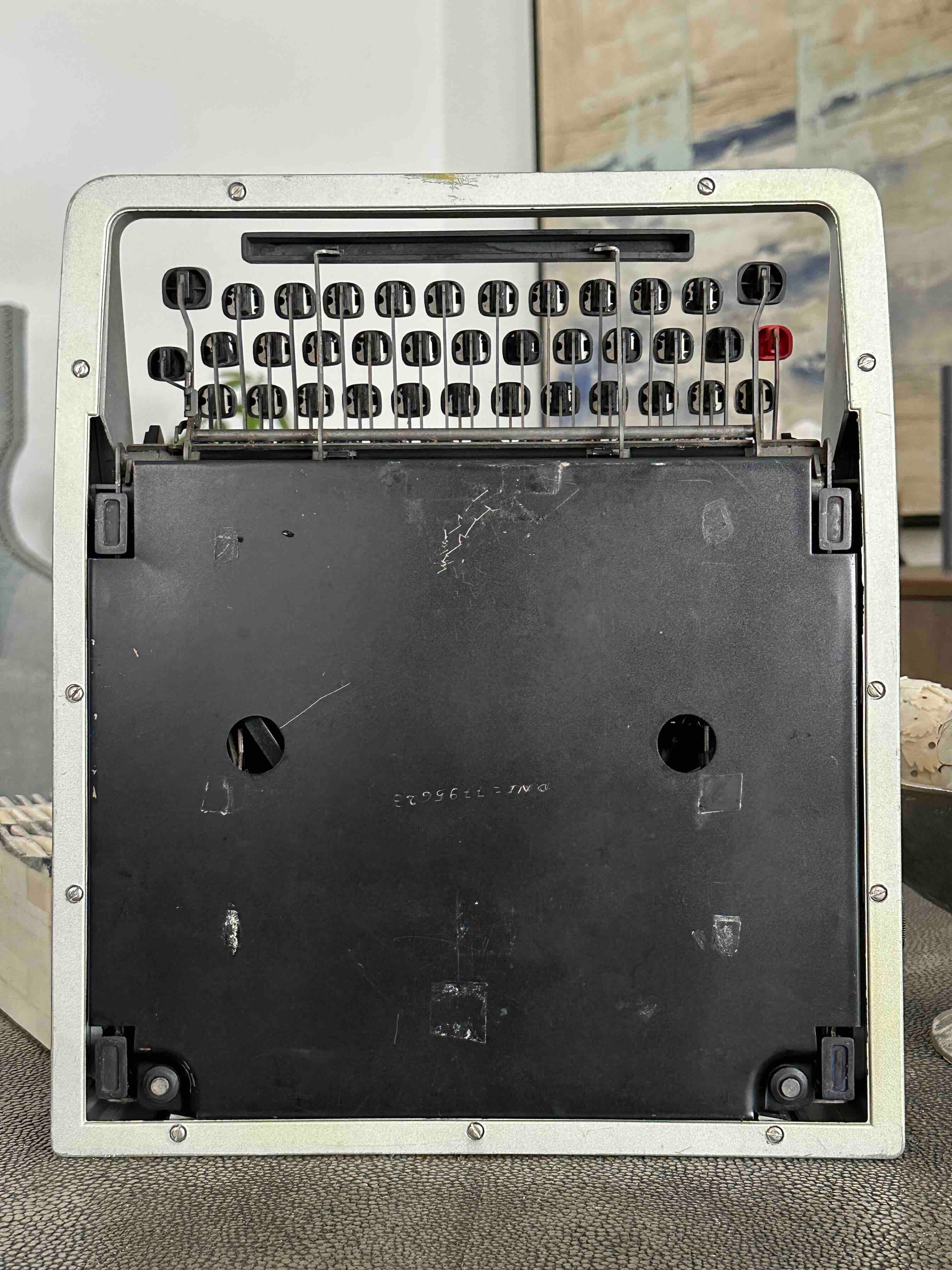 Olivetti Lettera DL Typewriter with Qwerty Layout, 1970s, Made in Spain, Fully Functional