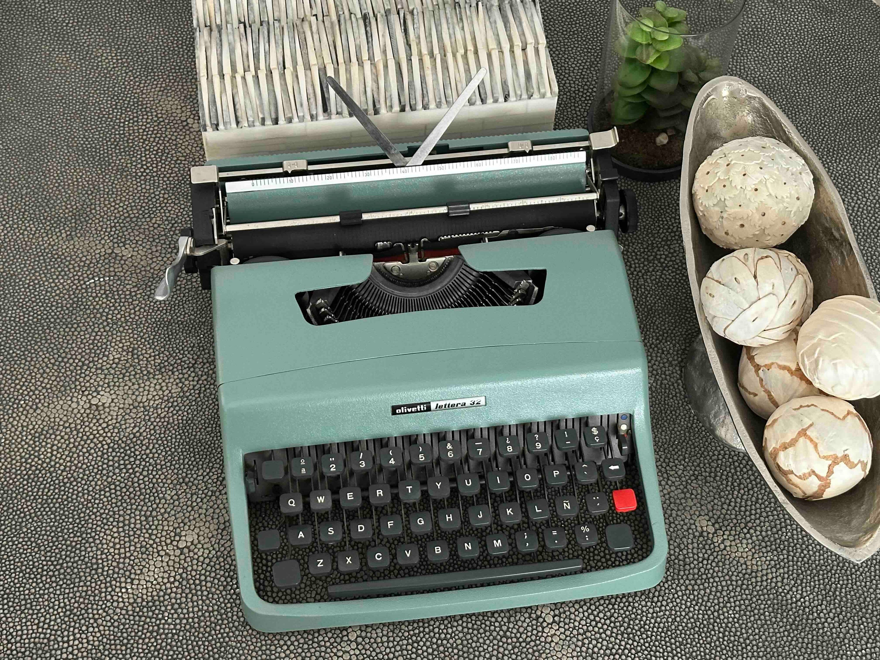 RARE Olivetti Lettera 32 Typewriter with Sans Serif Cubic Font and Qwerty Layout, 1970s, Fully Functional