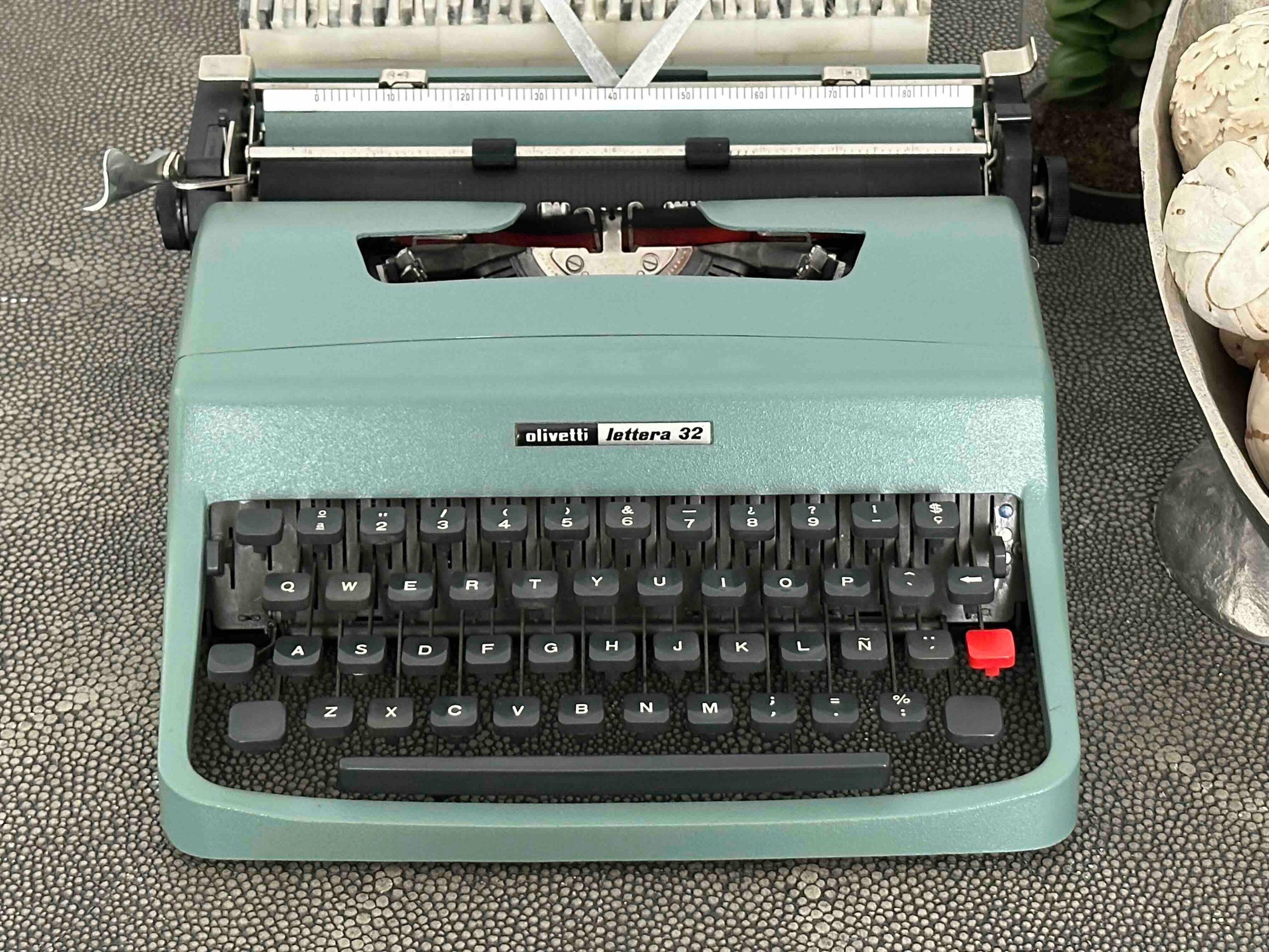 RARE Olivetti Lettera 32 Typewriter with Sans Serif Cubic Font and Qwerty Layout, 1970s, Fully Functional
