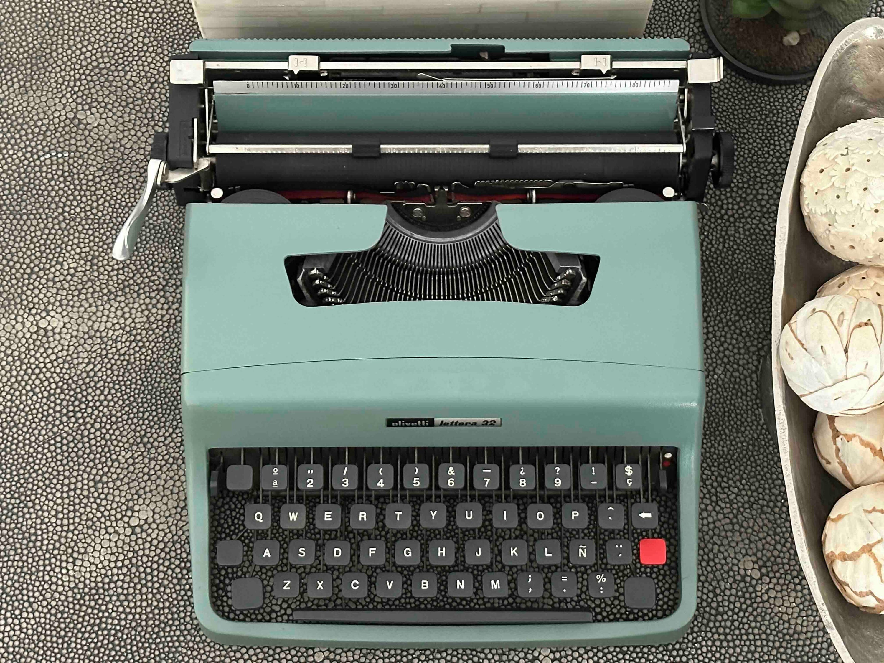 RARE Olivetti Lettera 32 Typewriter with Sans Serif Cubic Font and Qwerty Layout, 1970s, Fully Functional