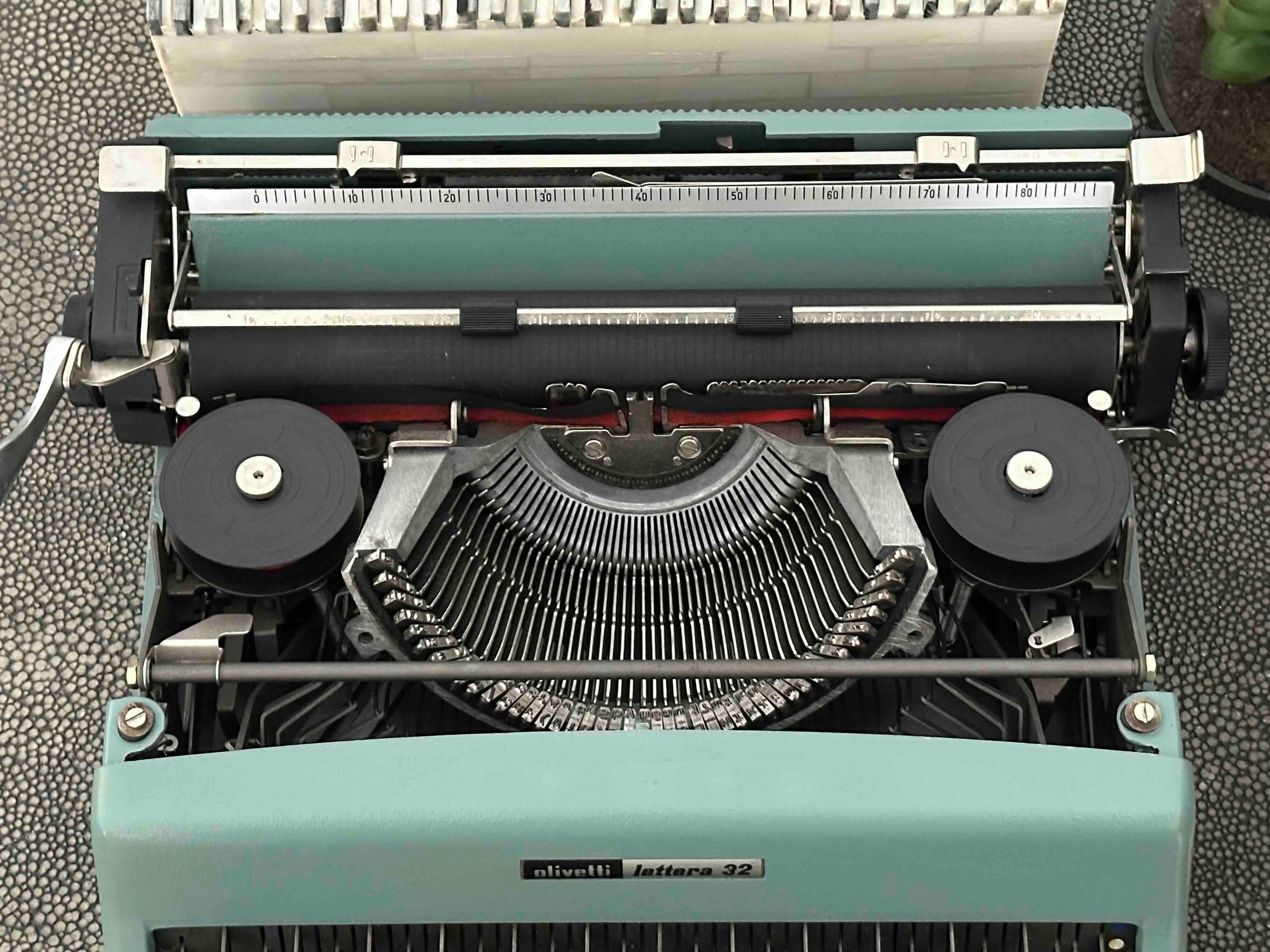 RARE Olivetti Lettera 32 Typewriter with Sans Serif Cubic Font and Qwerty Layout, 1970s, Fully Functional