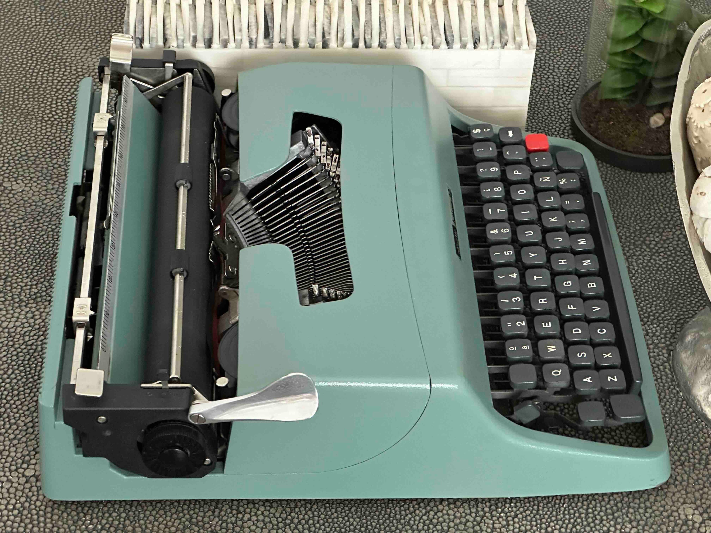 RARE Olivetti Lettera 32 Typewriter with Sans Serif Cubic Font and Qwerty Layout, 1970s, Fully Functional