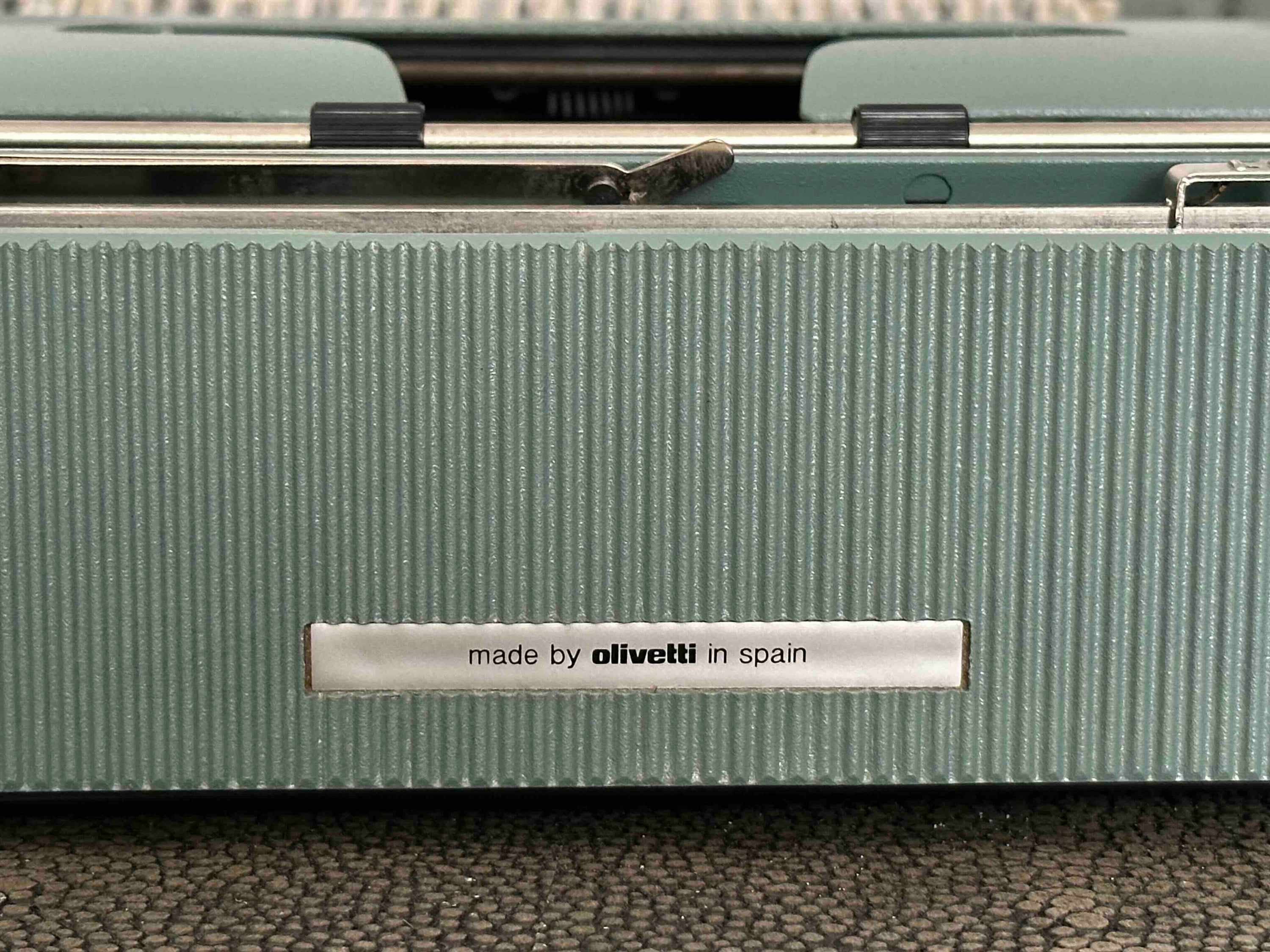 RARE Olivetti Lettera 32 Typewriter with Sans Serif Cubic Font and Qwerty Layout, 1970s, Fully Functional