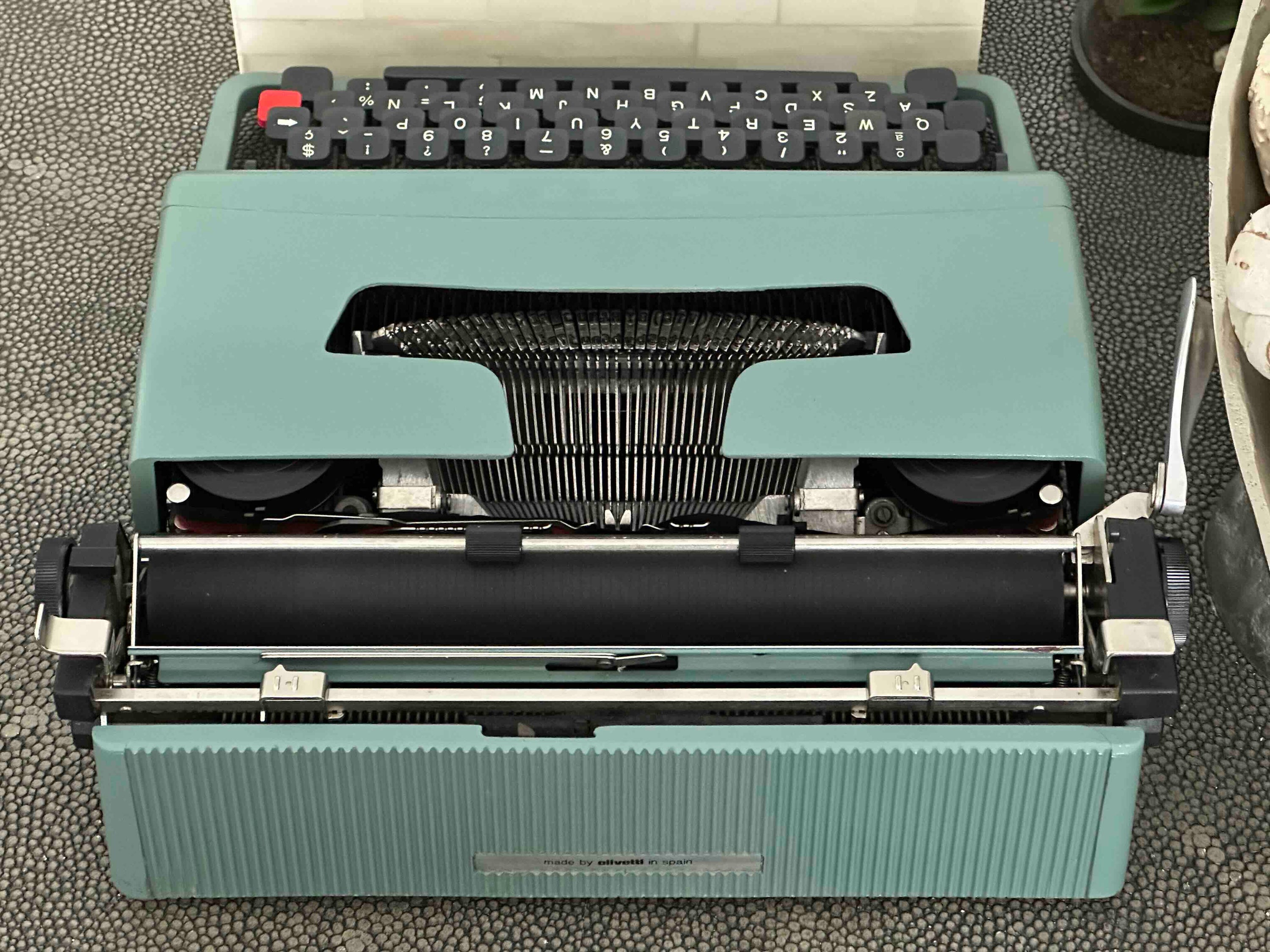 RARE Olivetti Lettera 32 Typewriter with Sans Serif Cubic Font and Qwerty Layout, 1970s, Fully Functional
