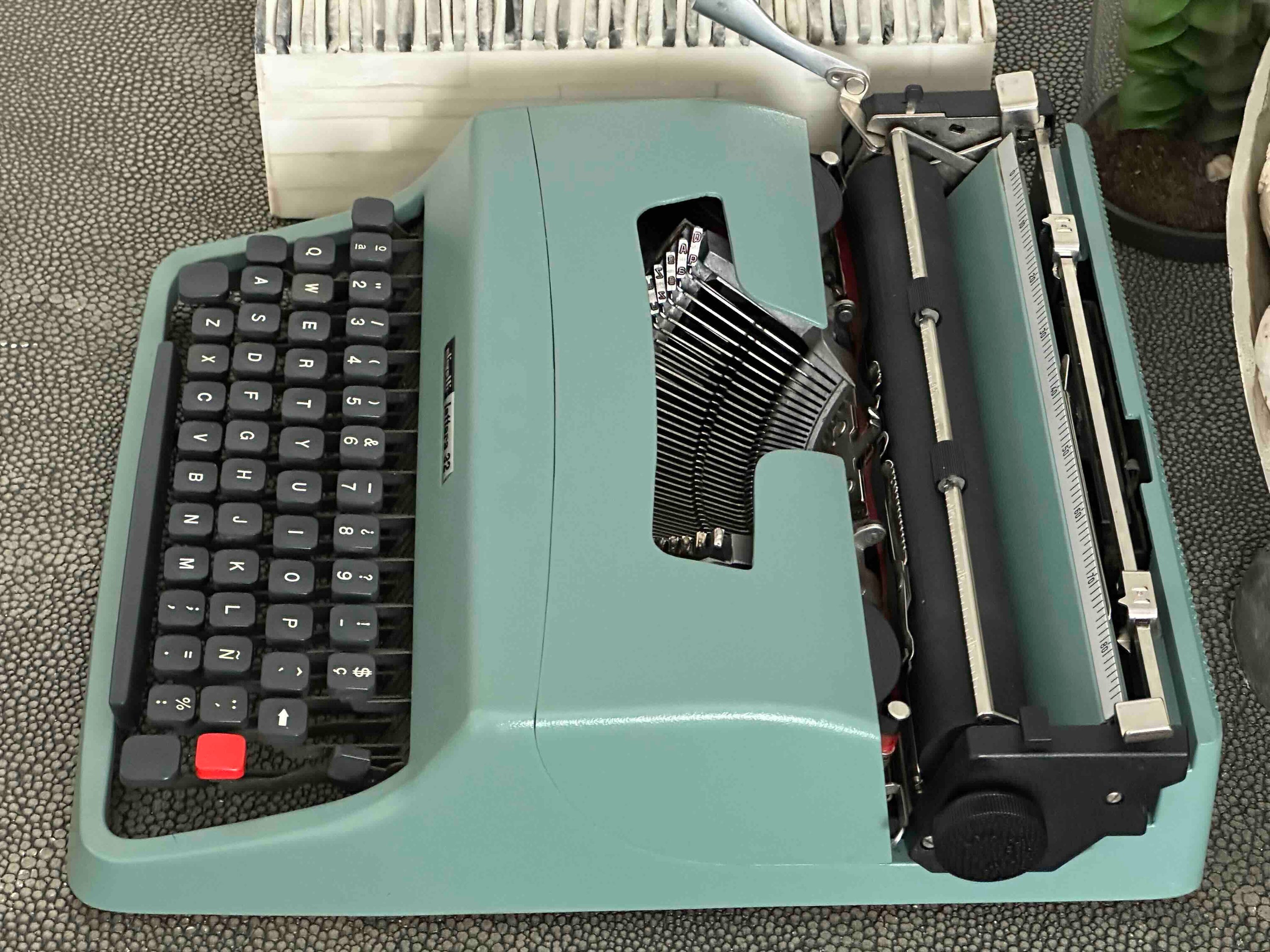 RARE Olivetti Lettera 32 Typewriter with Sans Serif Cubic Font and Qwerty Layout, 1970s, Fully Functional
