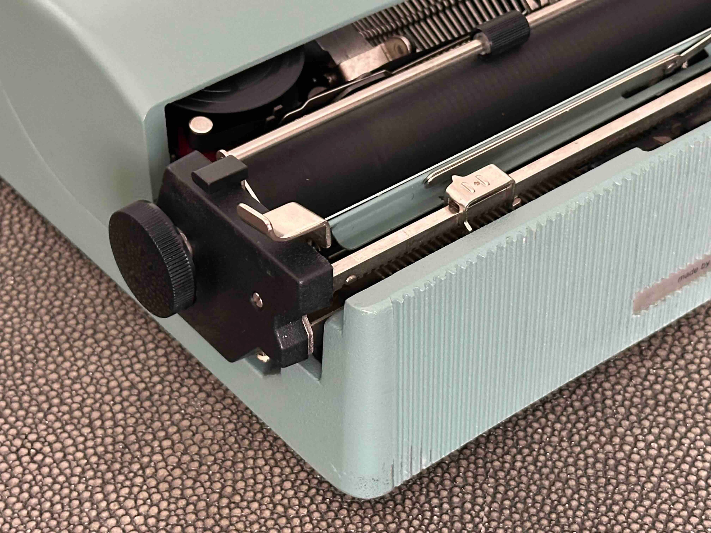 RARE Olivetti Lettera 32 Typewriter with Sans Serif Cubic Font and Qwerty Layout, 1970s, Fully Functional