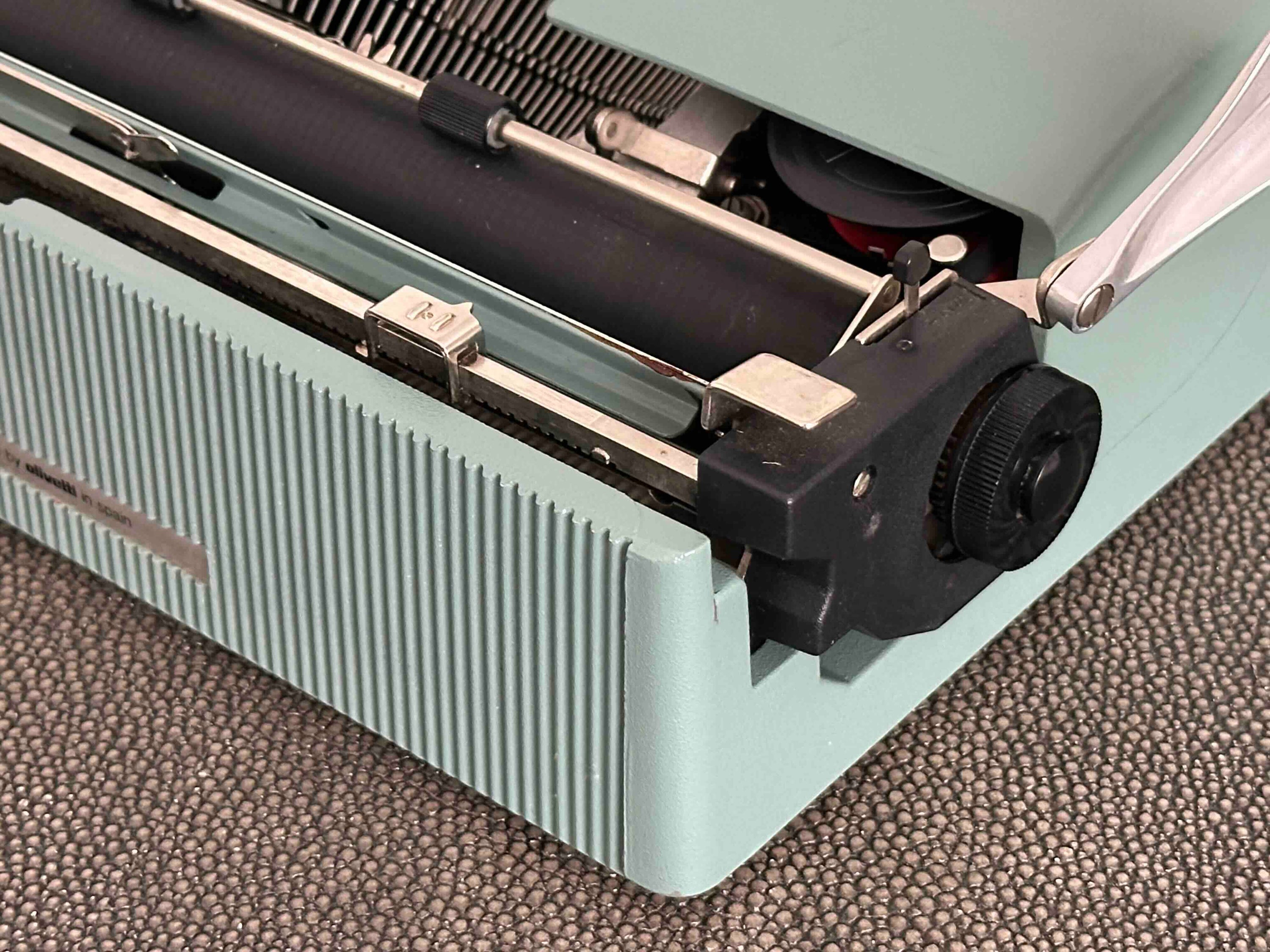 RARE Olivetti Lettera 32 Typewriter with Sans Serif Cubic Font and Qwerty Layout, 1970s, Fully Functional