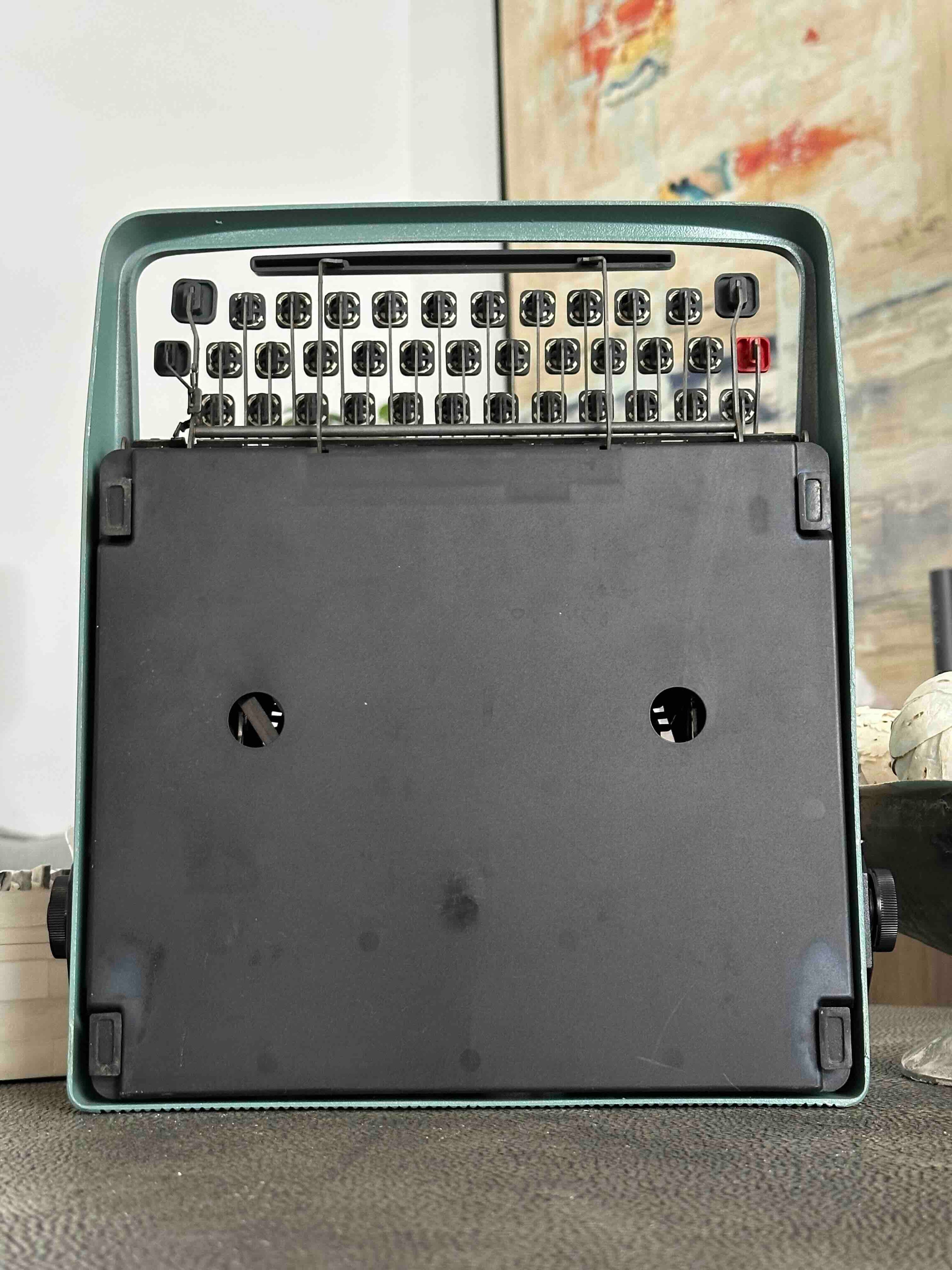 RARE Olivetti Lettera 32 Typewriter with Sans Serif Cubic Font and Qwerty Layout, 1970s, Fully Functional