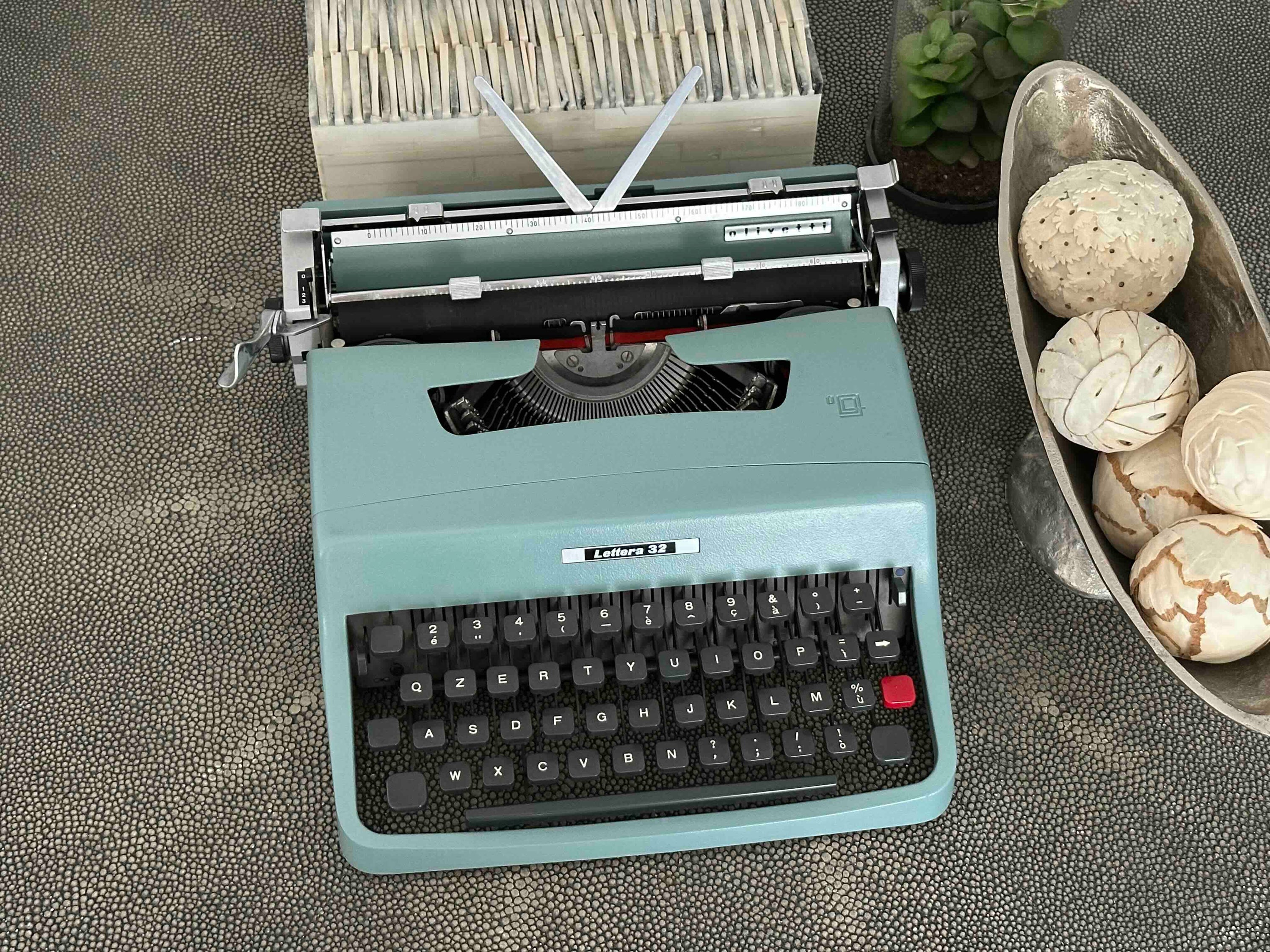 Olivetti Lettera 32 Typewriter with Qzerty Layout, 1966, Made In Ivrea, Italy, Fully Functional (Copy)