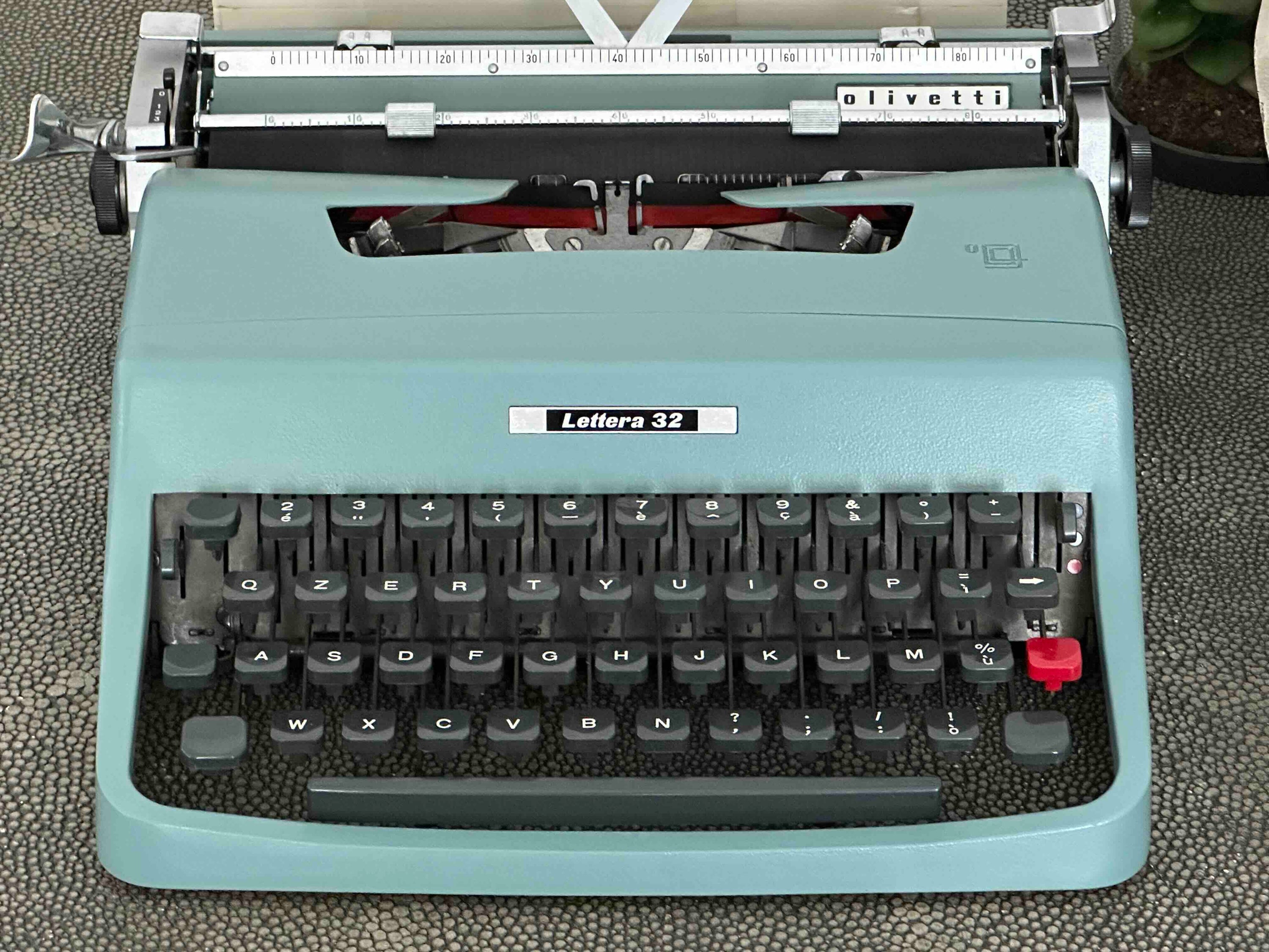 Olivetti Lettera 32 Typewriter with Qzerty Layout, 1966, Made In Ivrea, Italy, Fully Functional (Copy)