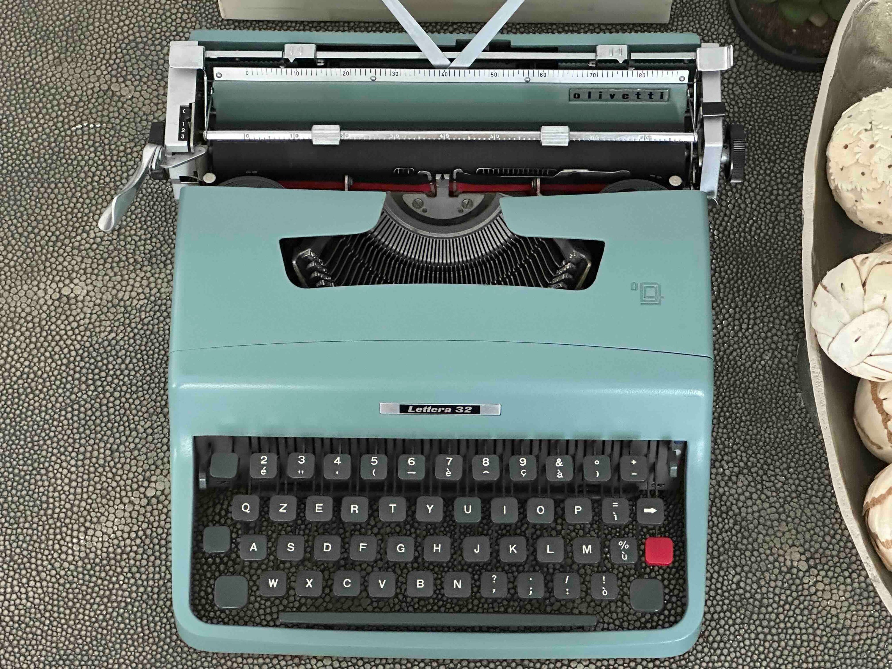 Olivetti Lettera 32 Typewriter with Qzerty Layout, 1966, Made In Ivrea, Italy, Fully Functional (Copy)
