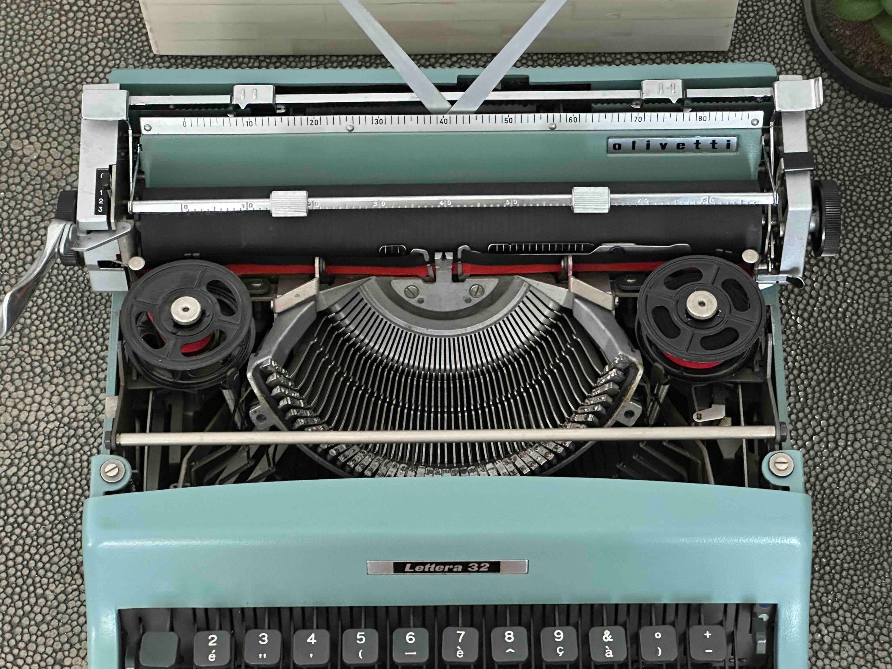 Olivetti Lettera 32 Typewriter with Qzerty Layout, 1966, Made In Ivrea, Italy, Fully Functional (Copy)