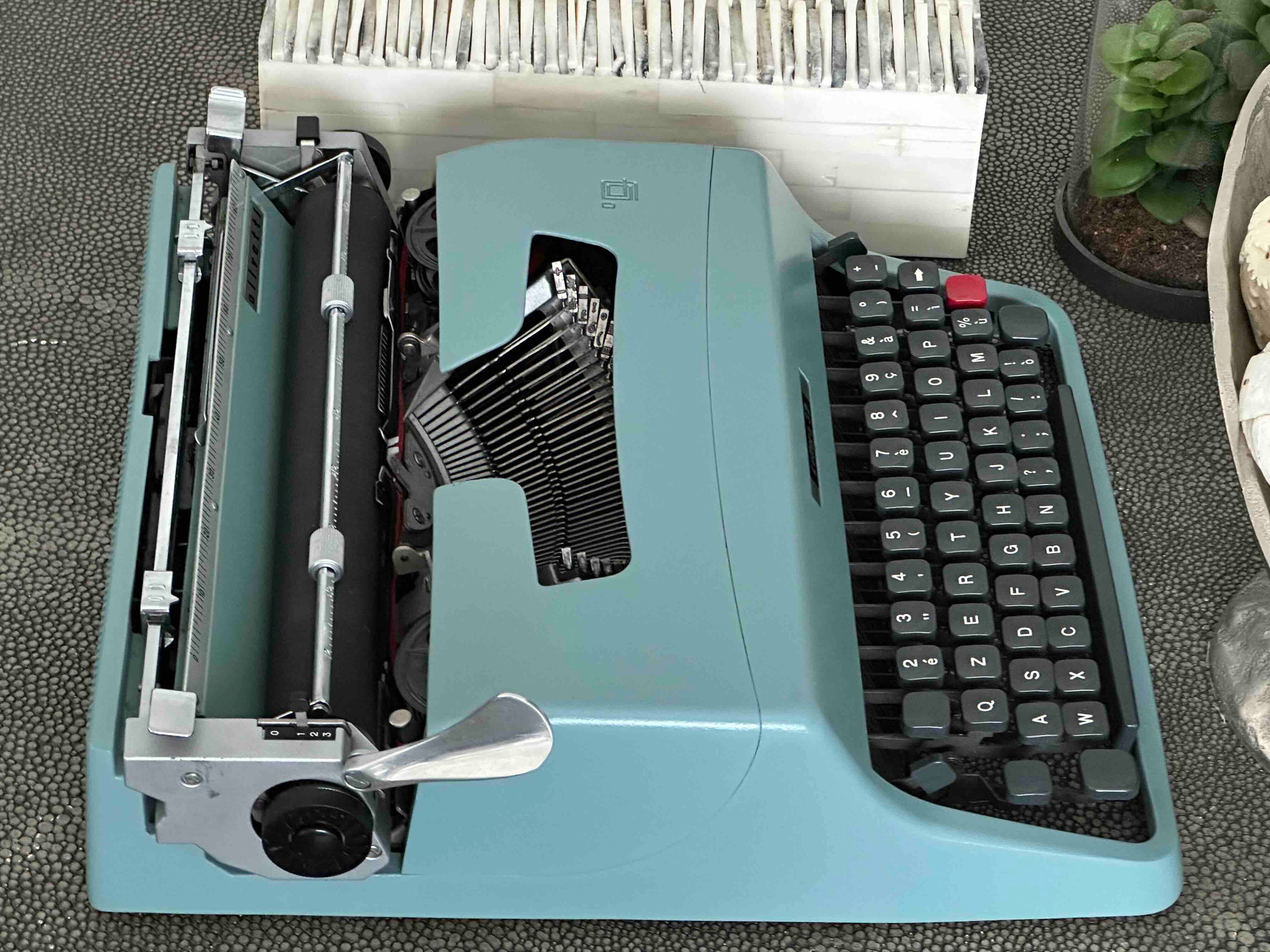 Olivetti Lettera 32 Typewriter with Qzerty Layout, 1966, Made In Ivrea, Italy, Fully Functional (Copy)