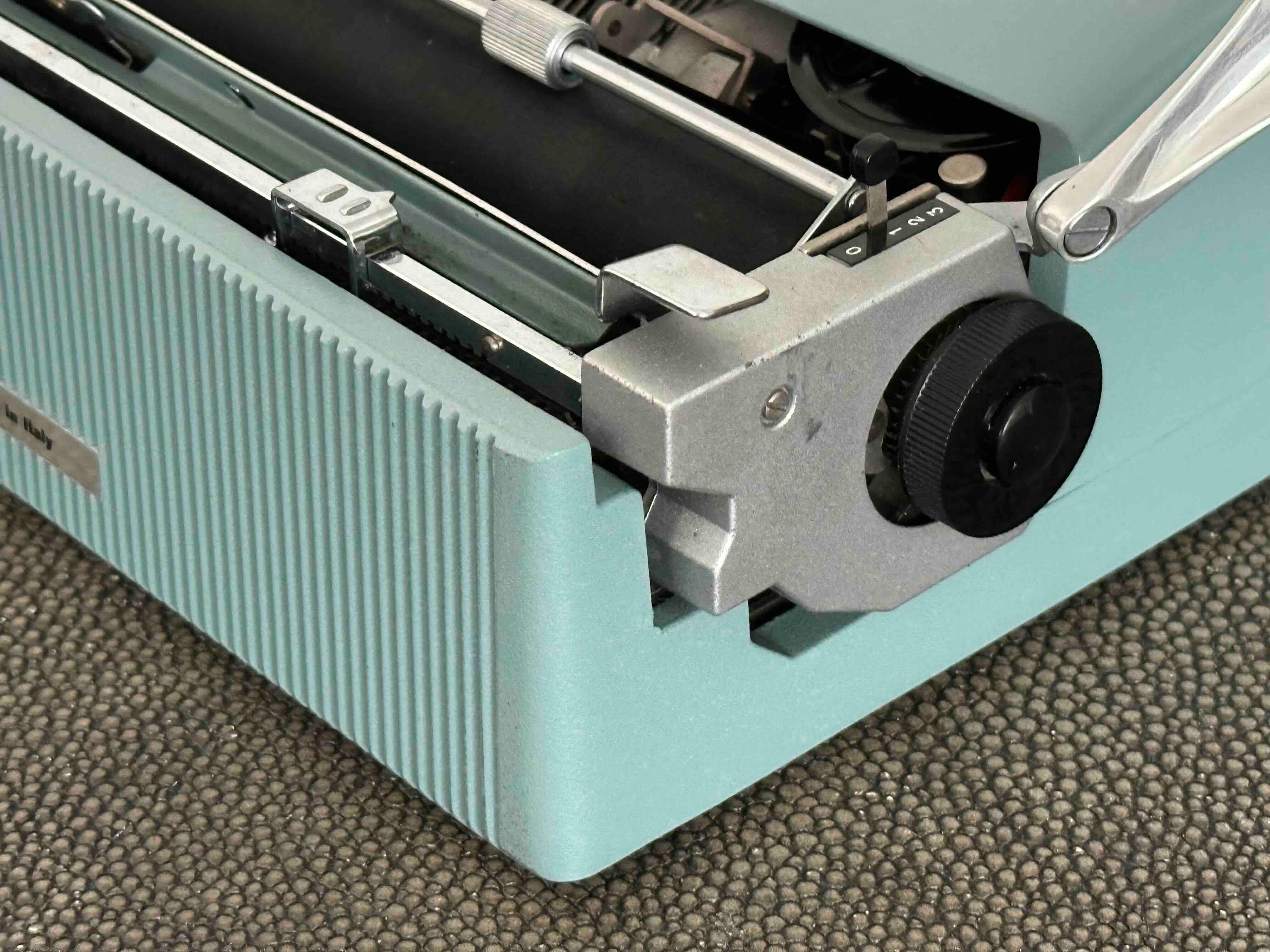 Olivetti Lettera 32 Typewriter with Qzerty Layout, 1966, Made In Ivrea, Italy, Fully Functional (Copy)