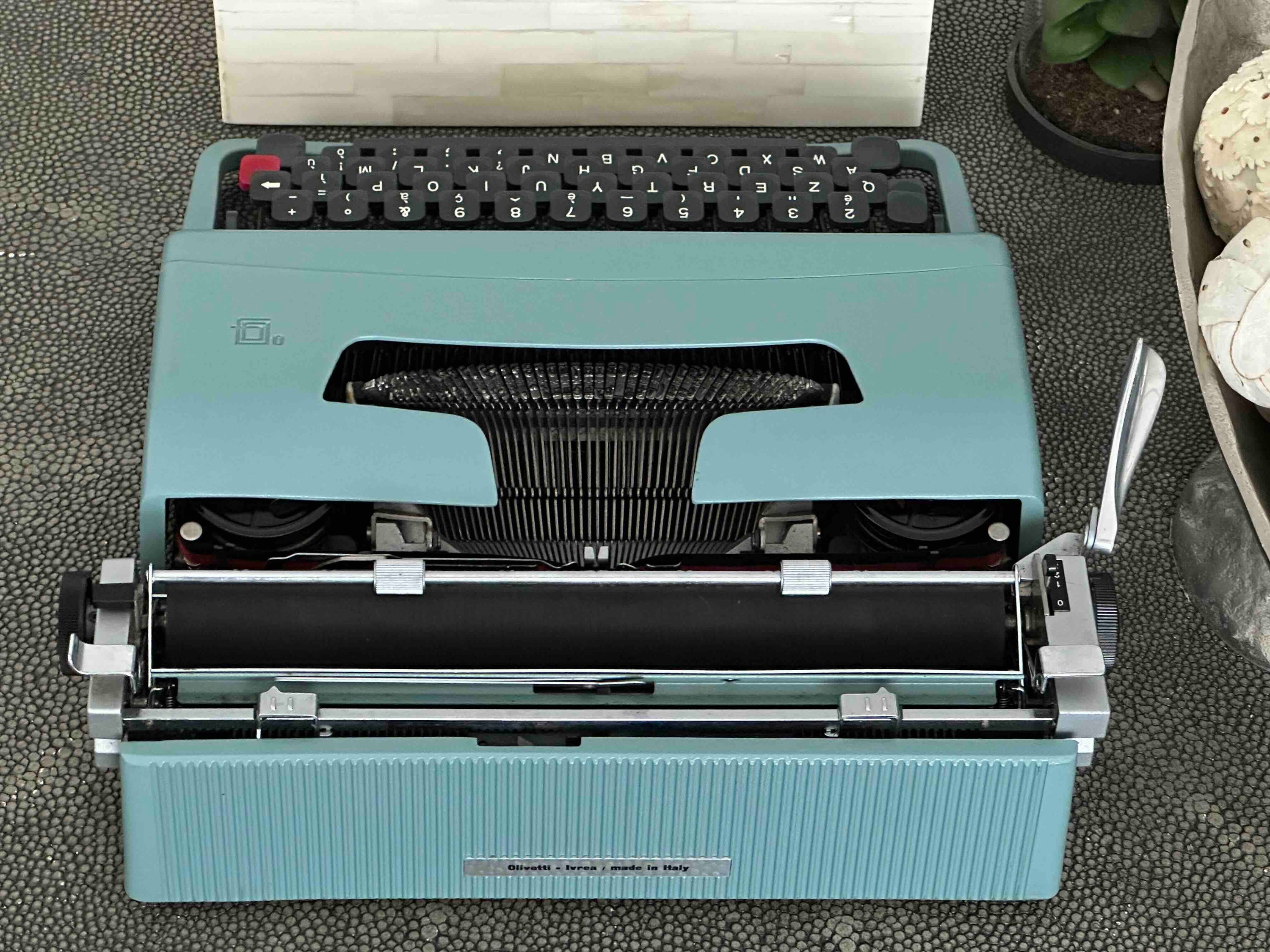 Olivetti Lettera 32 Typewriter with Qzerty Layout, 1966, Made In Ivrea, Italy, Fully Functional (Copy)
