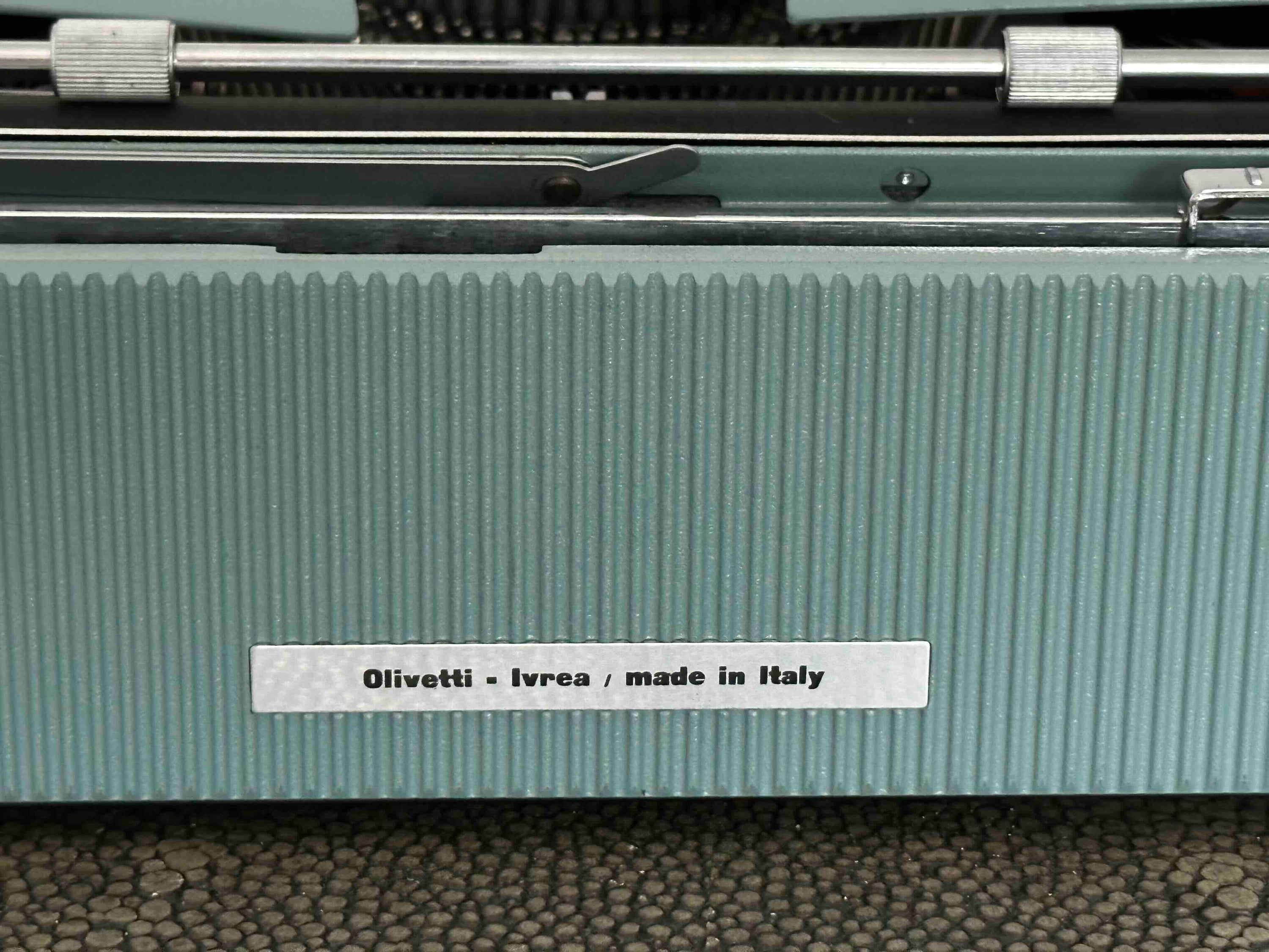 Olivetti Lettera 32 Typewriter with Qzerty Layout, 1966, Made In Ivrea, Italy, Fully Functional (Copy)