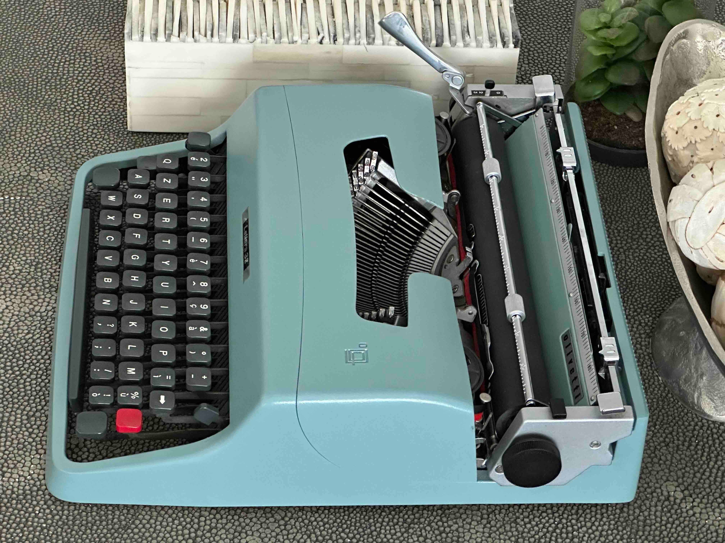 Olivetti Lettera 32 Typewriter with Qzerty Layout, 1966, Made In Ivrea, Italy, Fully Functional (Copy)