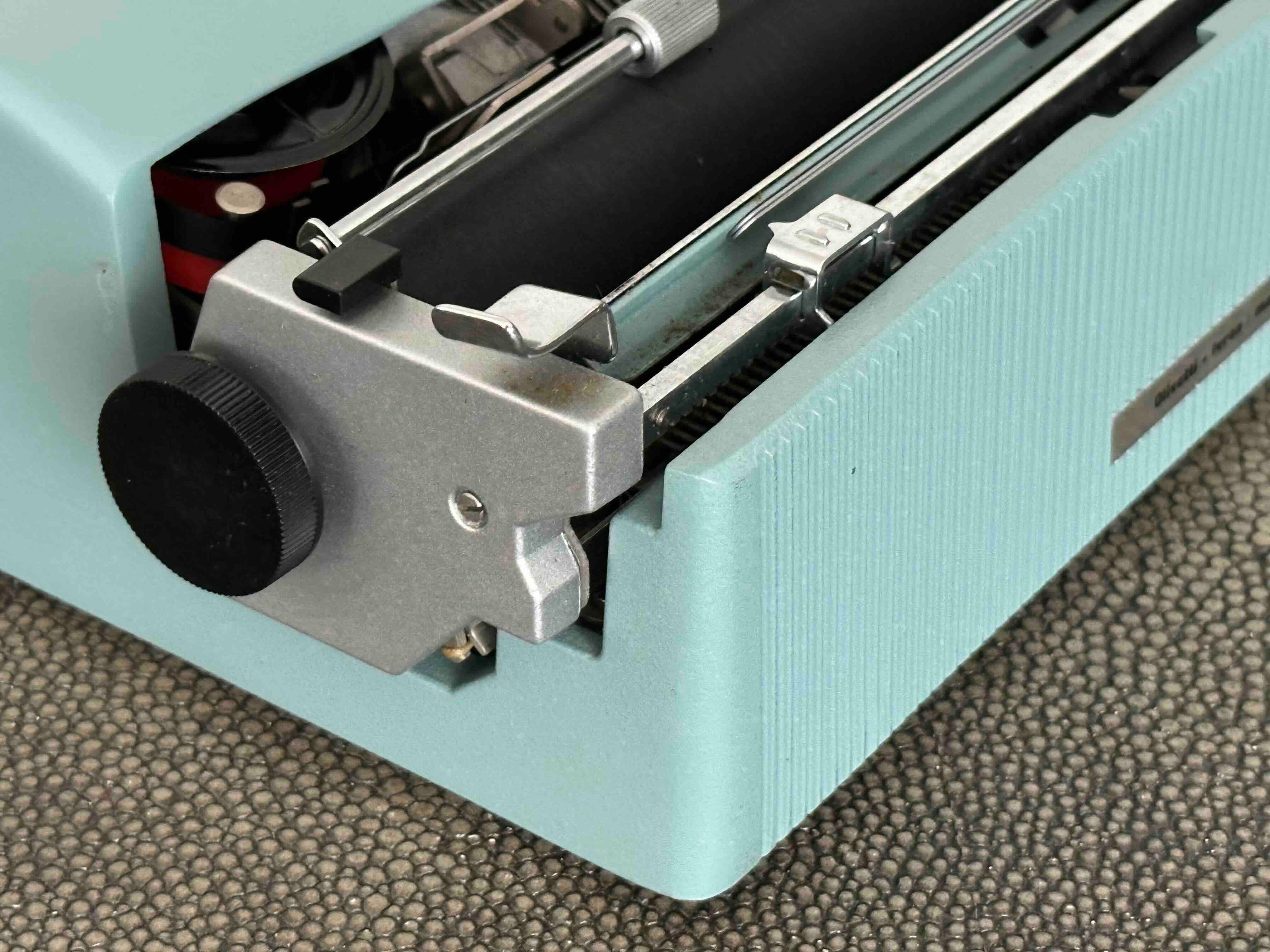 Olivetti Lettera 32 Typewriter with Qzerty Layout, 1966, Made In Ivrea, Italy, Fully Functional (Copy)