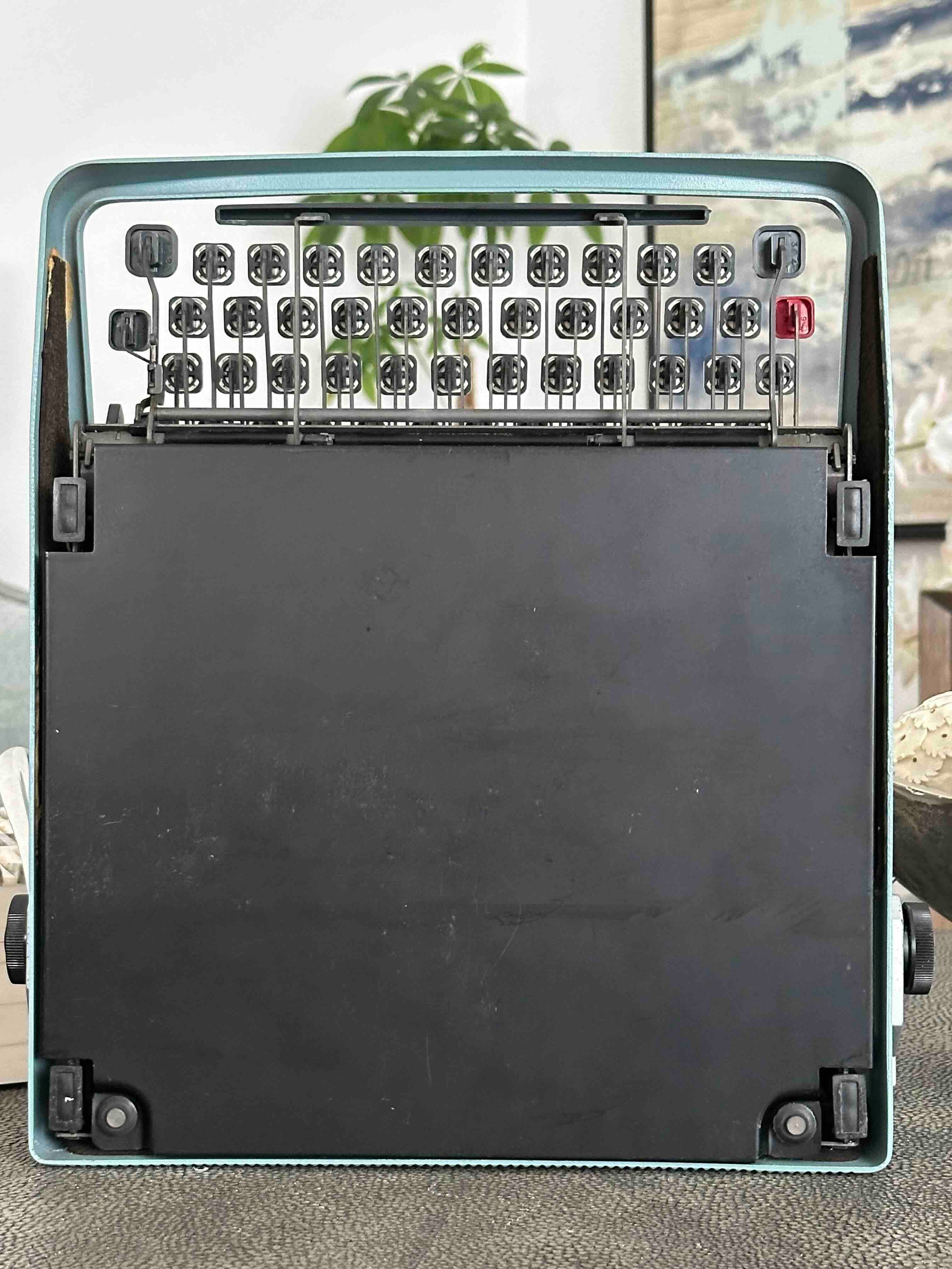 Olivetti Lettera 32 Typewriter with Qzerty Layout, 1966, Made In Ivrea, Italy, Fully Functional (Copy)
