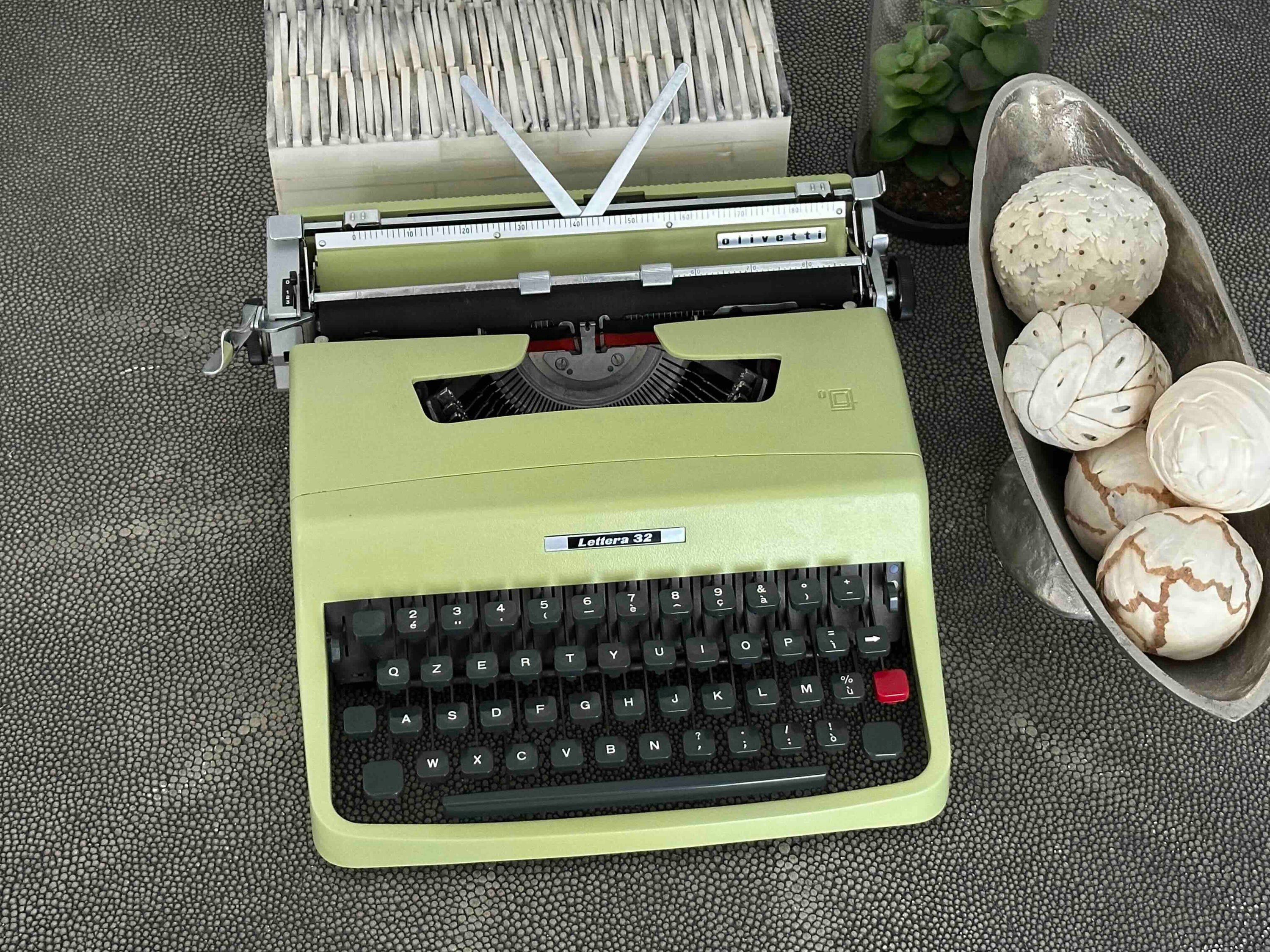 Olivetti Lettera 32 Typewriter in Pistachio Yellow-Green, Qzerty Layout, 1965, Fully Functional