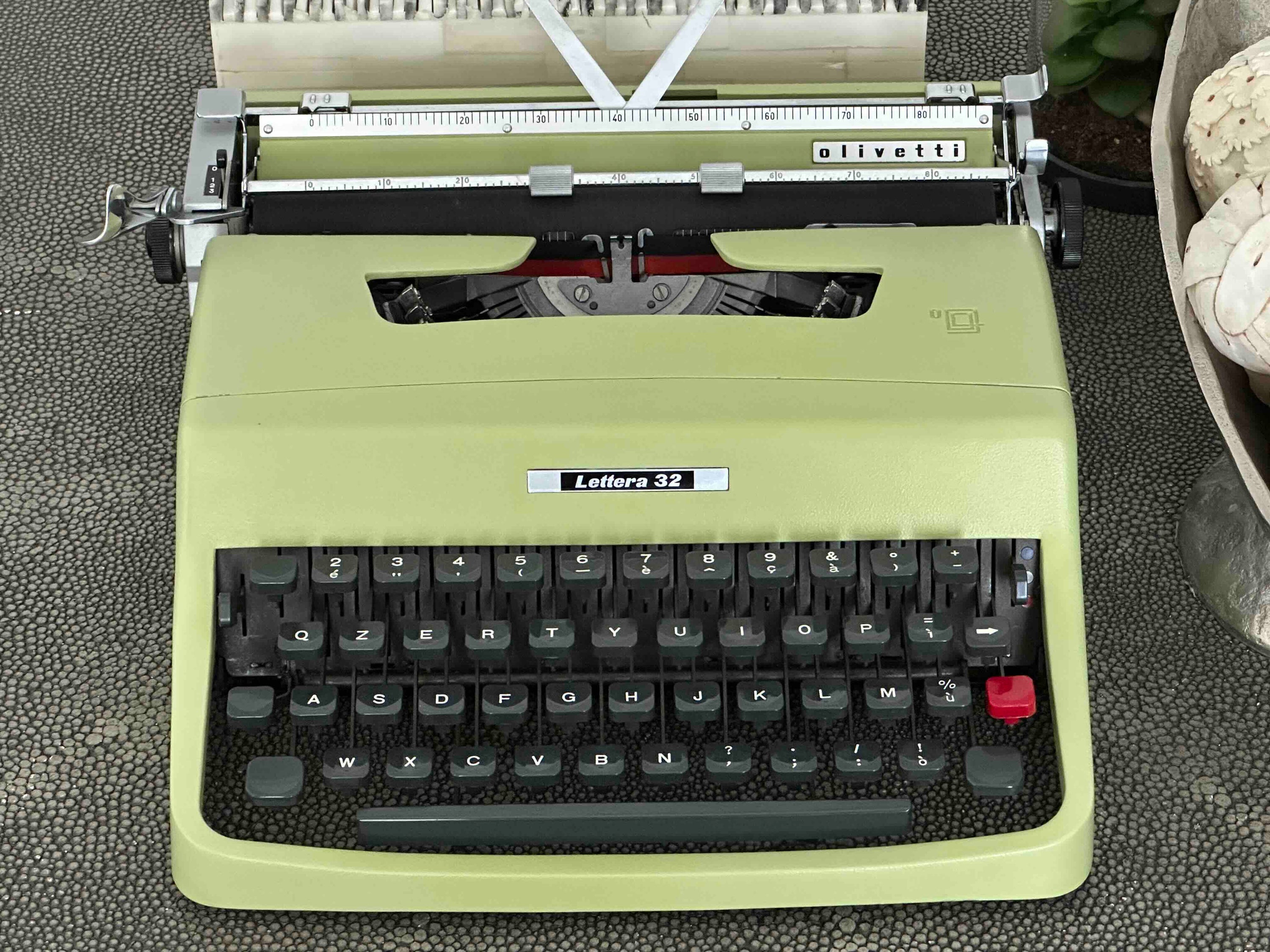 Olivetti Lettera 32 Typewriter in Pistachio Yellow-Green, Qzerty Layout, 1965, Fully Functional