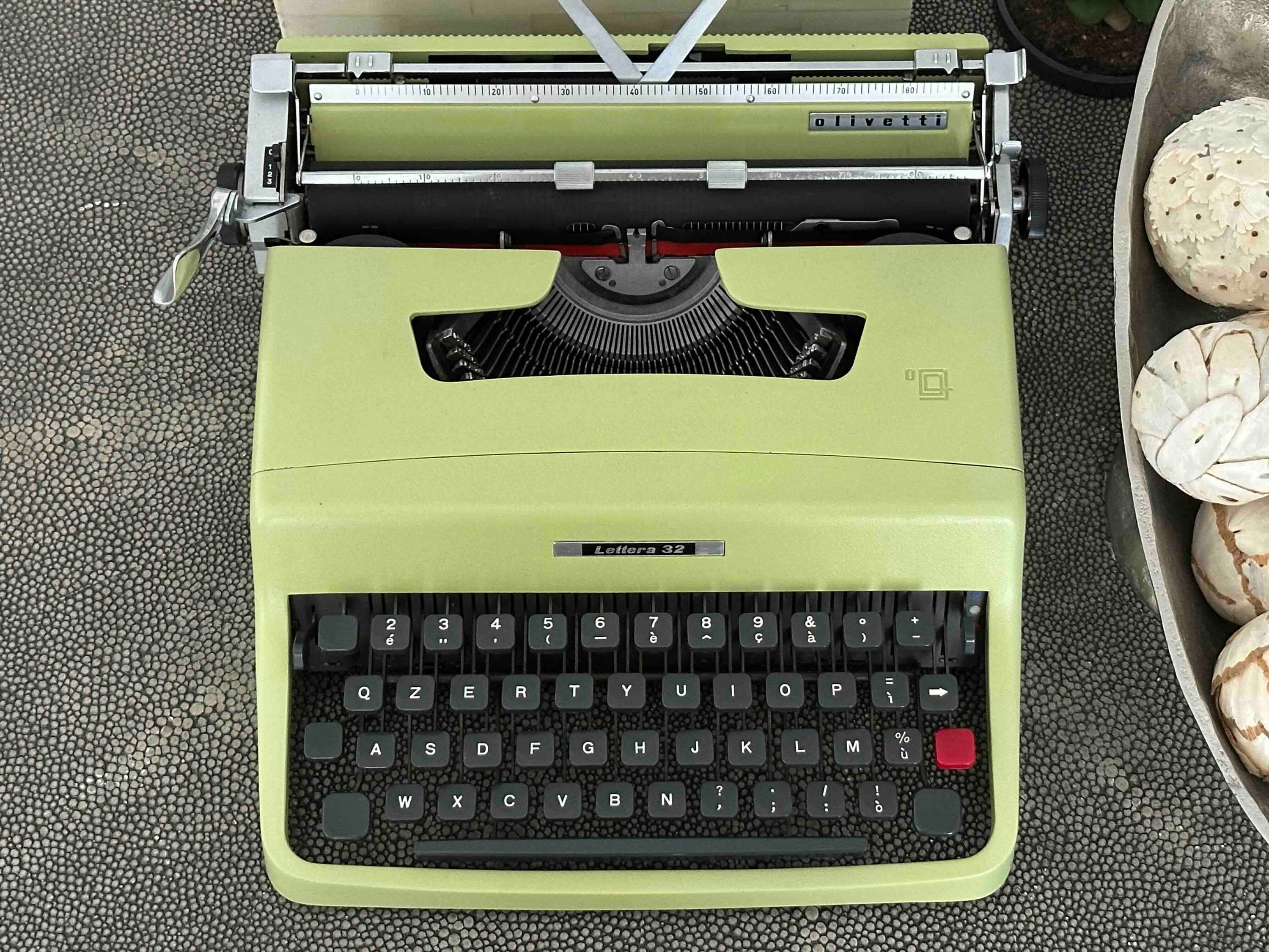Olivetti Lettera 32 Typewriter in Pistachio Yellow-Green, Qzerty Layout, 1965, Fully Functional