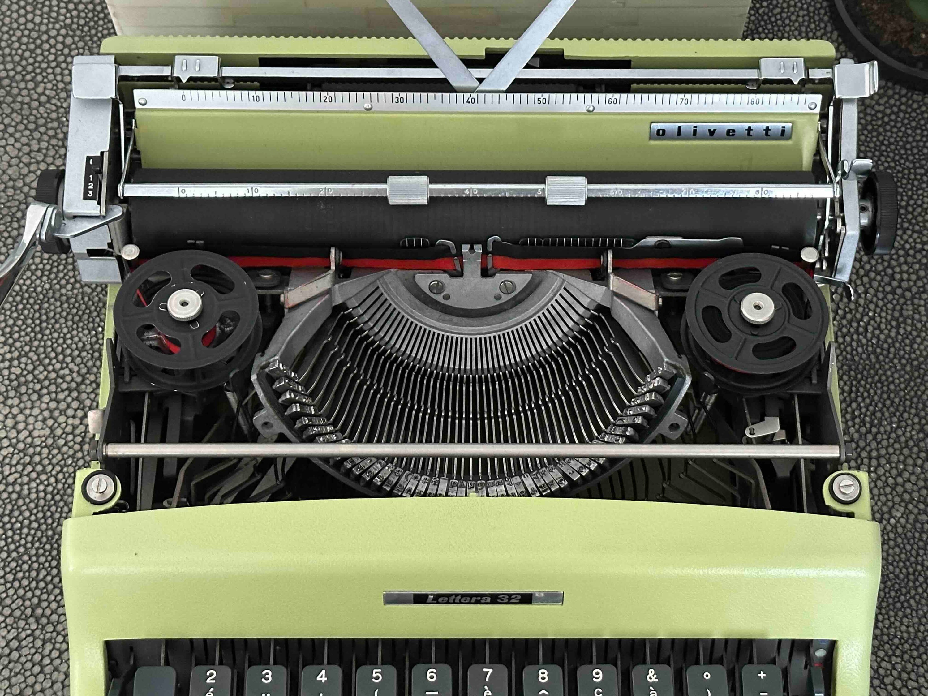 Olivetti Lettera 32 Typewriter in Pistachio Yellow-Green, Qzerty Layout, 1965, Fully Functional