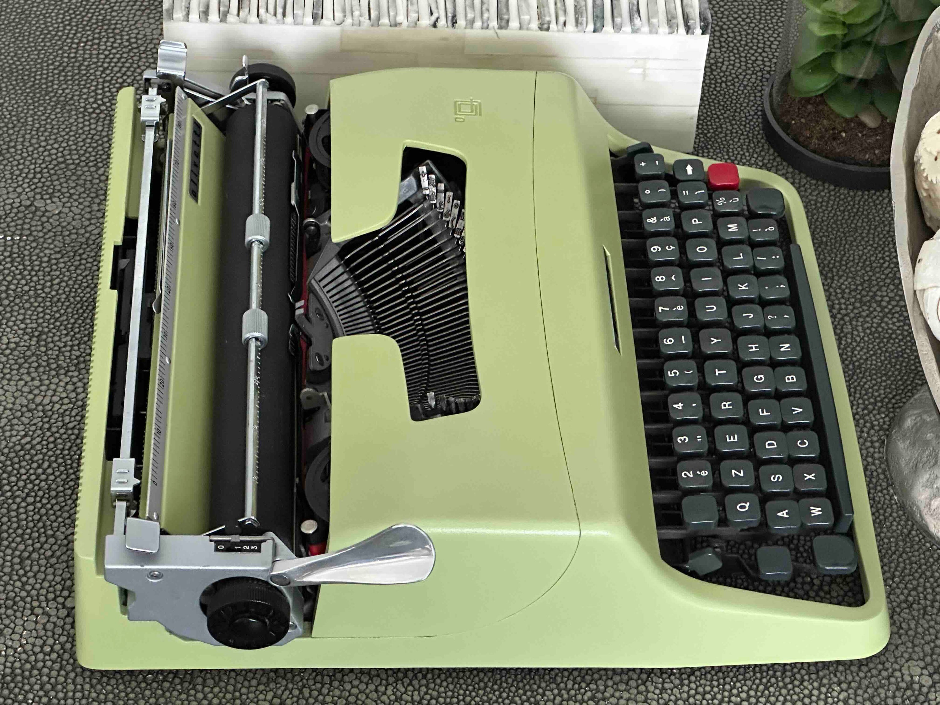 Olivetti Lettera 32 Typewriter in Pistachio Yellow-Green, Qzerty Layout, 1965, Fully Functional
