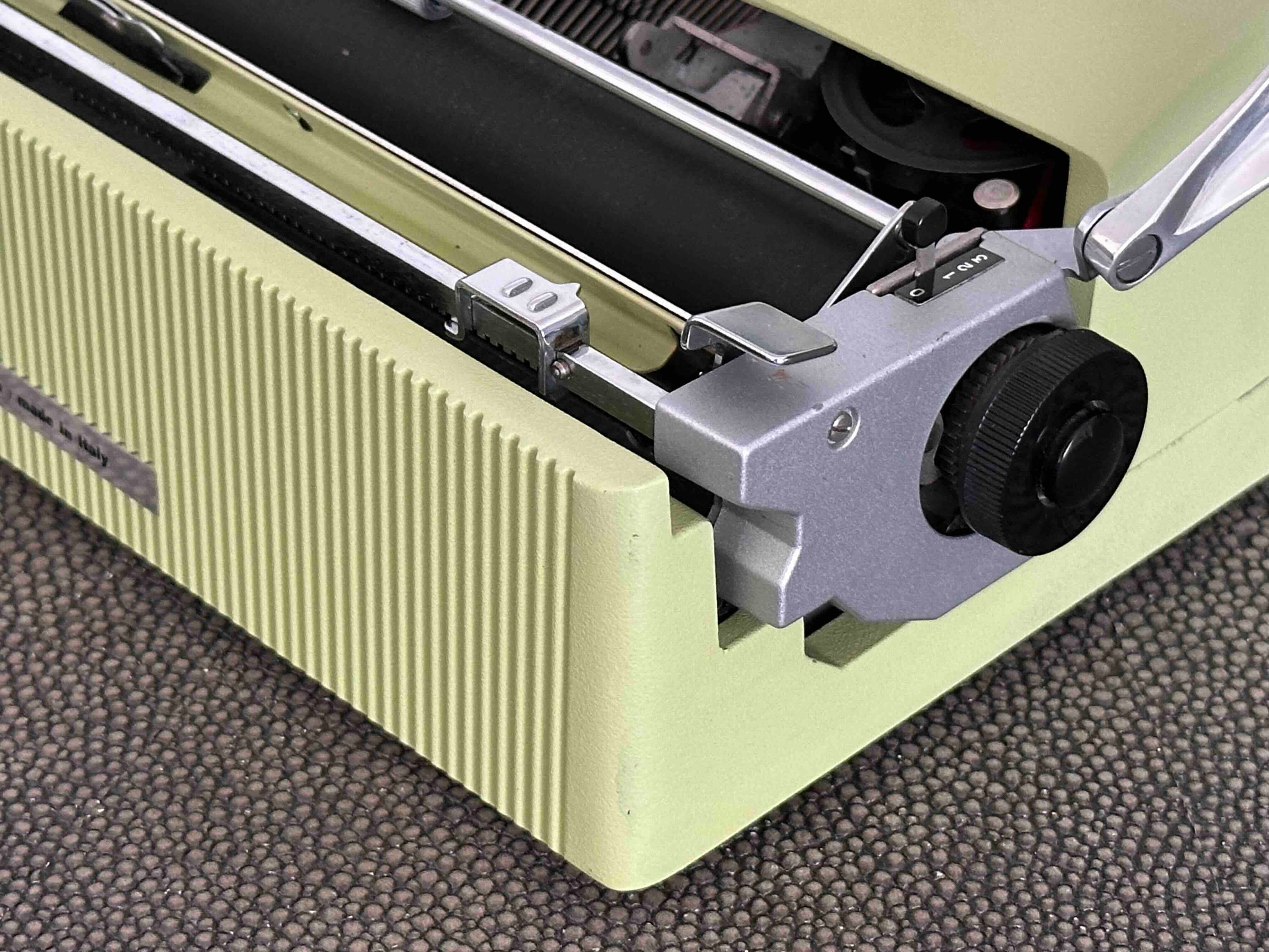 Olivetti Lettera 32 Typewriter in Pistachio Yellow-Green, Qzerty Layout, 1965, Fully Functional