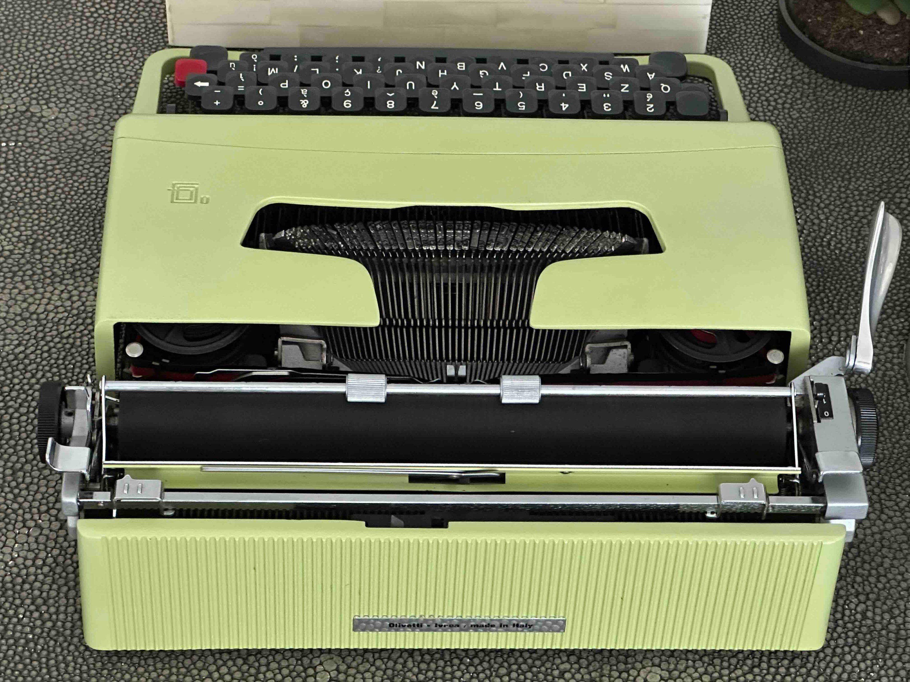 Olivetti Lettera 32 Typewriter in Pistachio Yellow-Green, Qzerty Layout, 1965, Fully Functional
