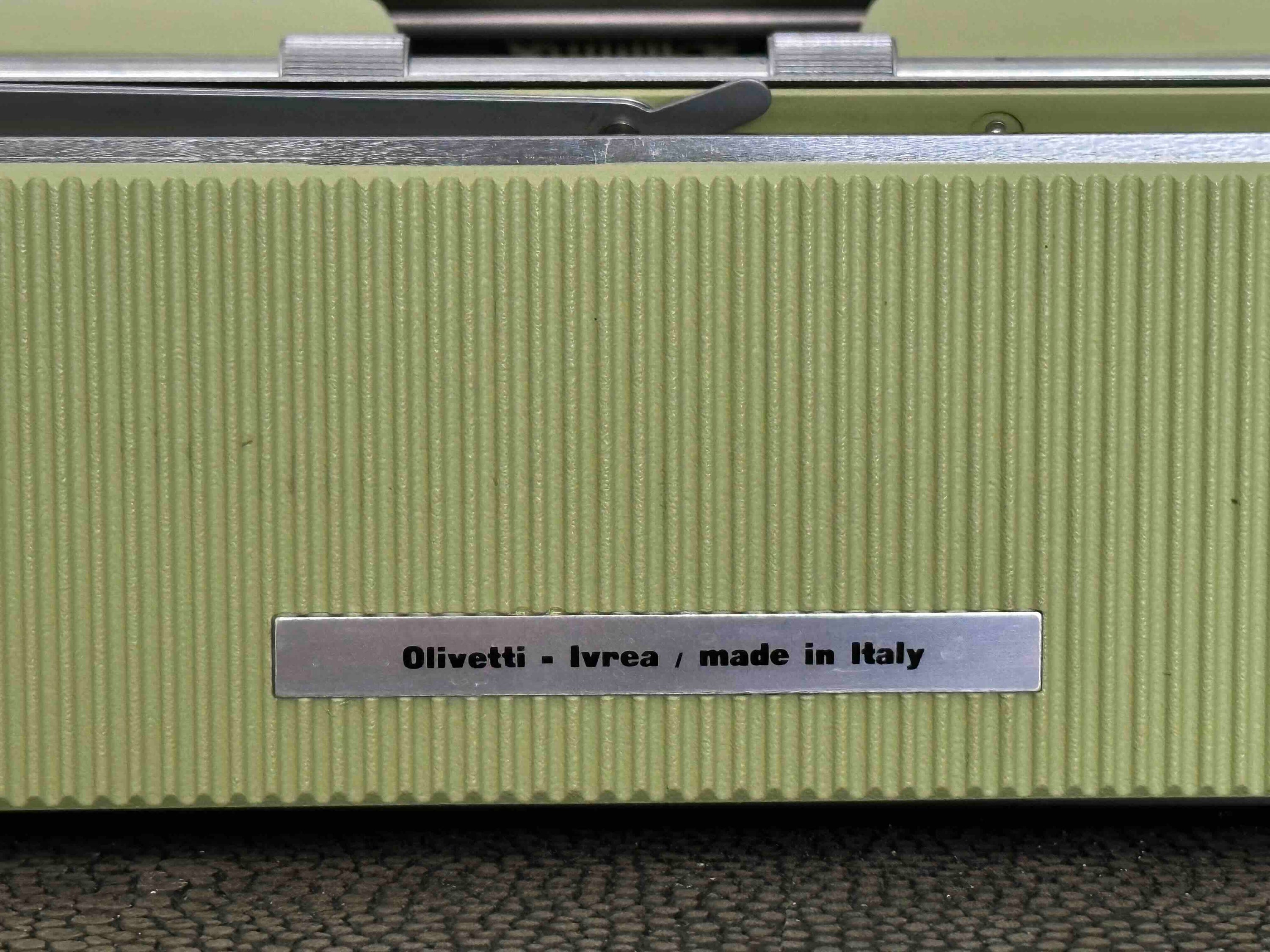 Olivetti Lettera 32 Typewriter in Pistachio Yellow-Green, Qzerty Layout, 1965, Fully Functional