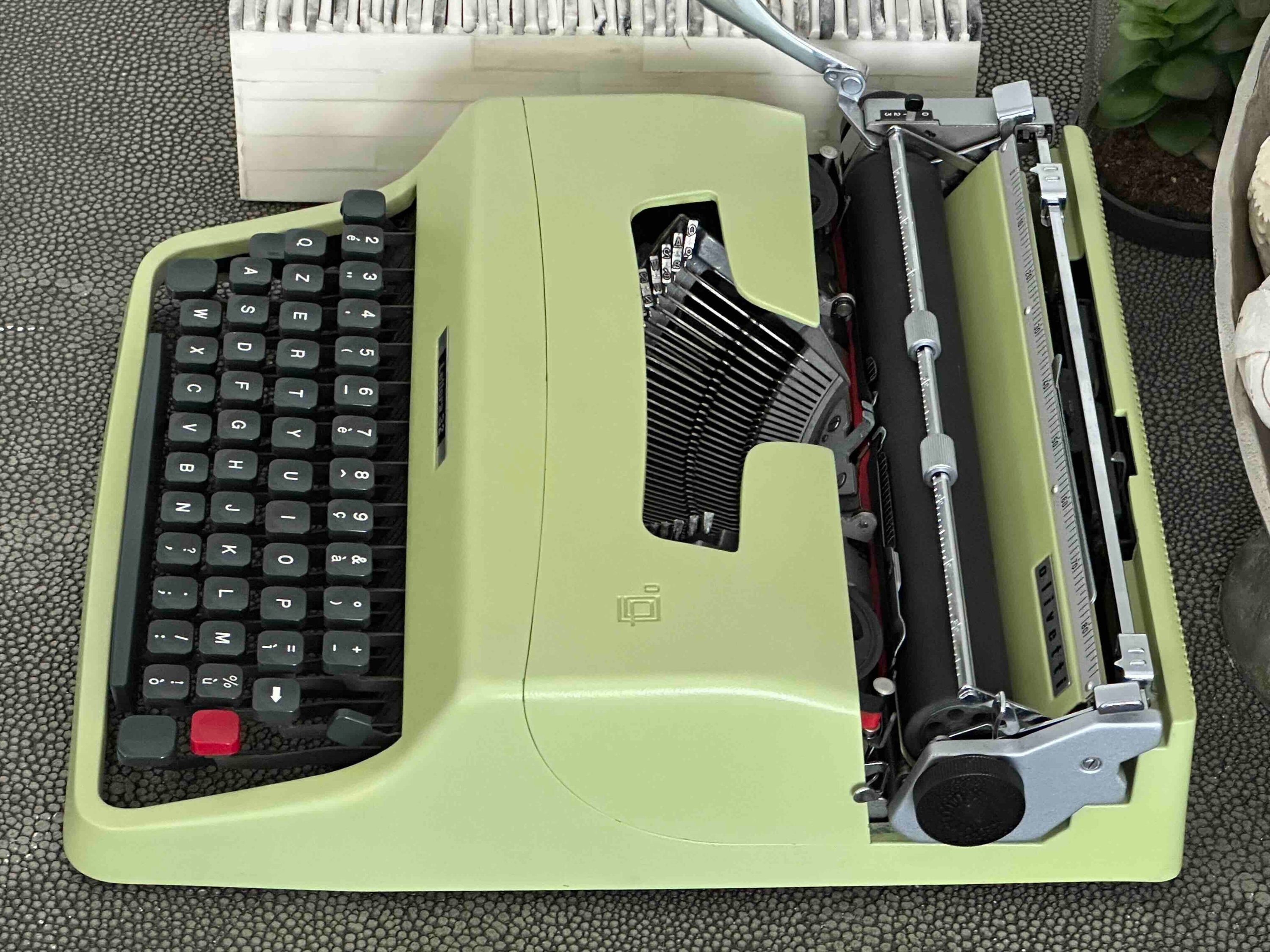 Olivetti Lettera 32 Typewriter in Pistachio Yellow-Green, Qzerty Layout, 1965, Fully Functional