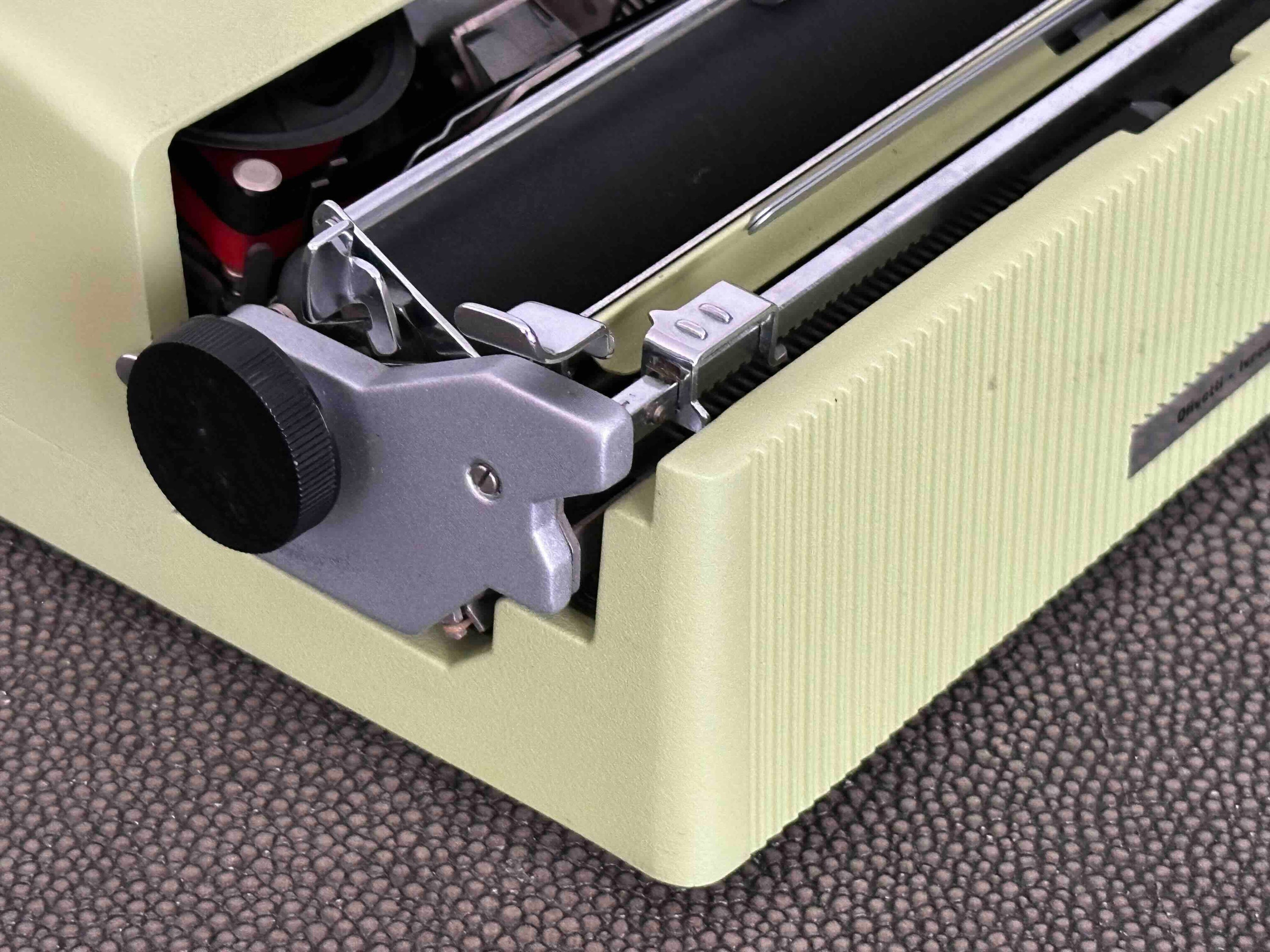 Olivetti Lettera 32 Typewriter in Pistachio Yellow-Green, Qzerty Layout, 1965, Fully Functional