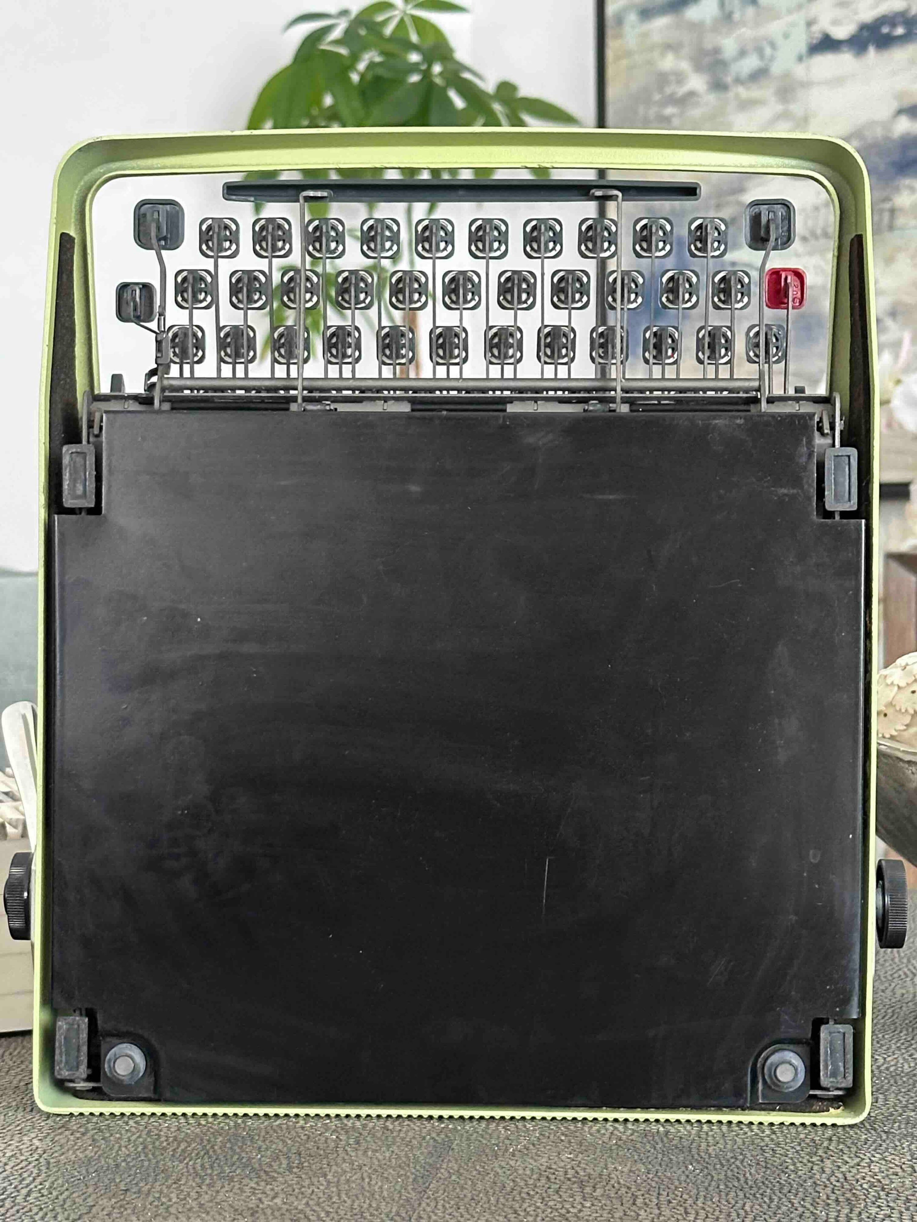 Olivetti Lettera 32 Typewriter in Pistachio Yellow-Green, Qzerty Layout, 1965, Fully Functional