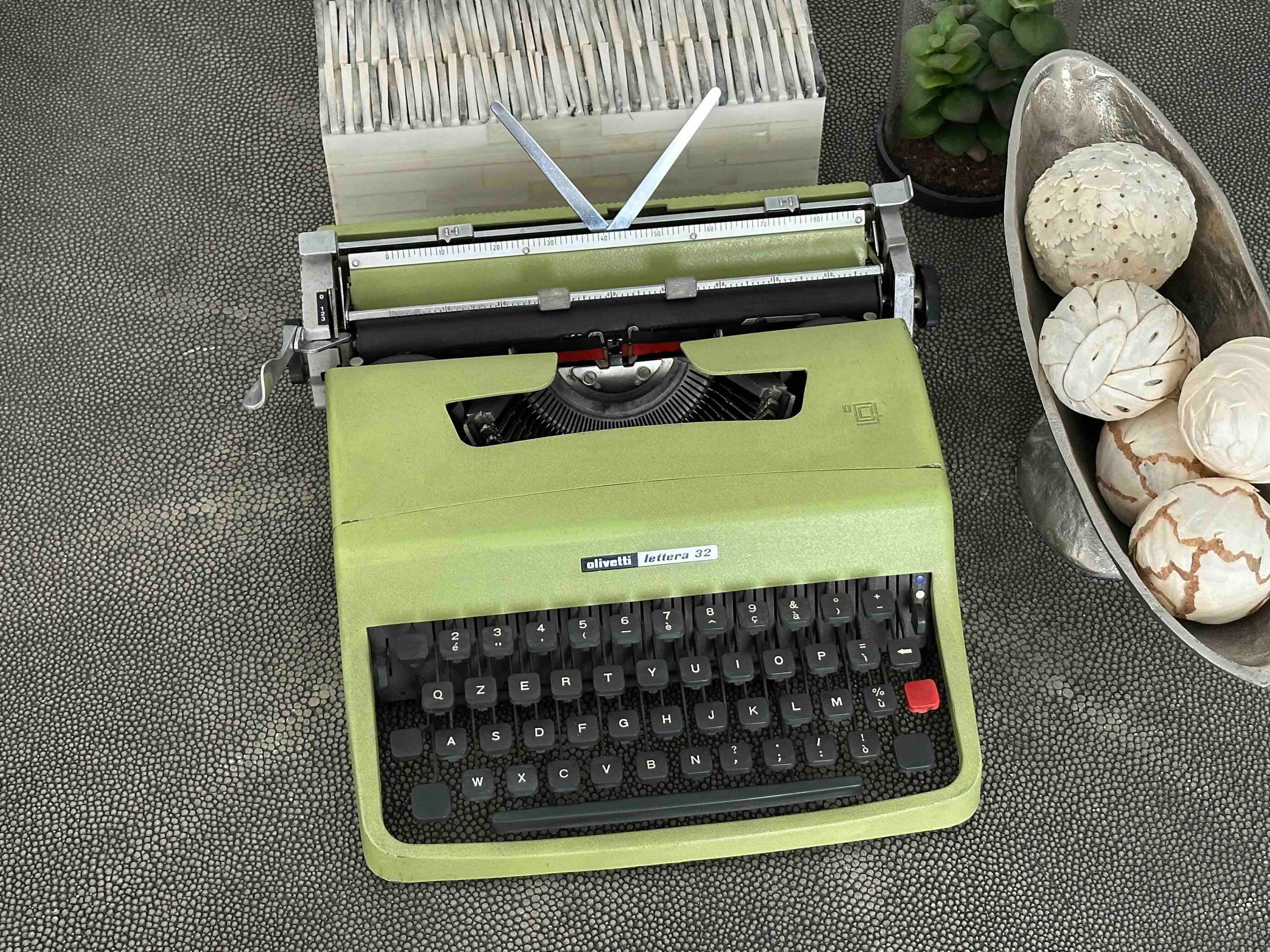 Olivetti Lettera 32 Typewriter in Pistachio Yellow-Green, Qzerty Layout, 1974, Fully Functional