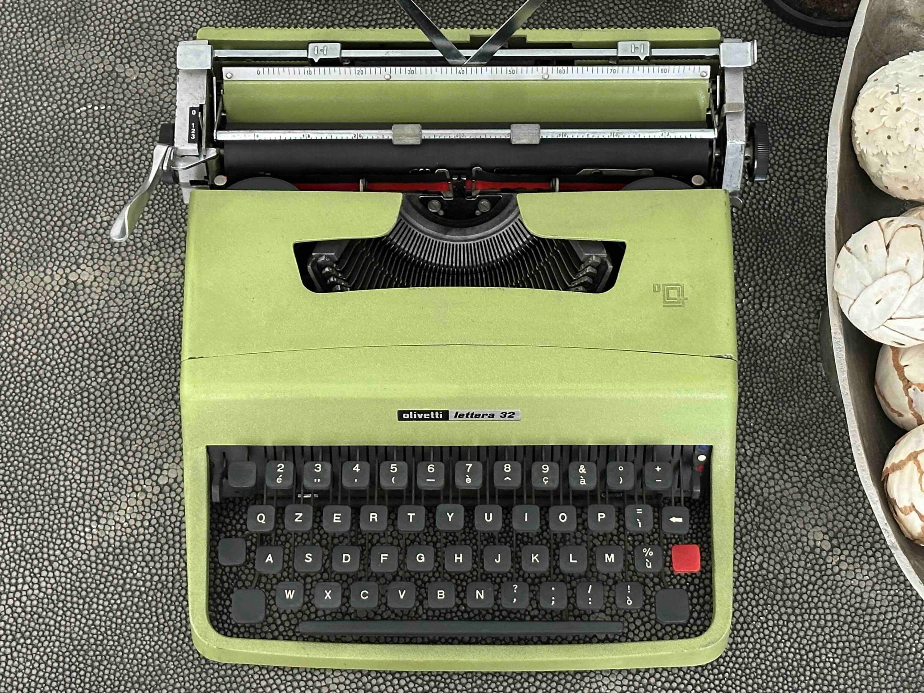 Olivetti Lettera 32 Typewriter in Pistachio Yellow-Green, Qzerty Layout, 1974, Fully Functional