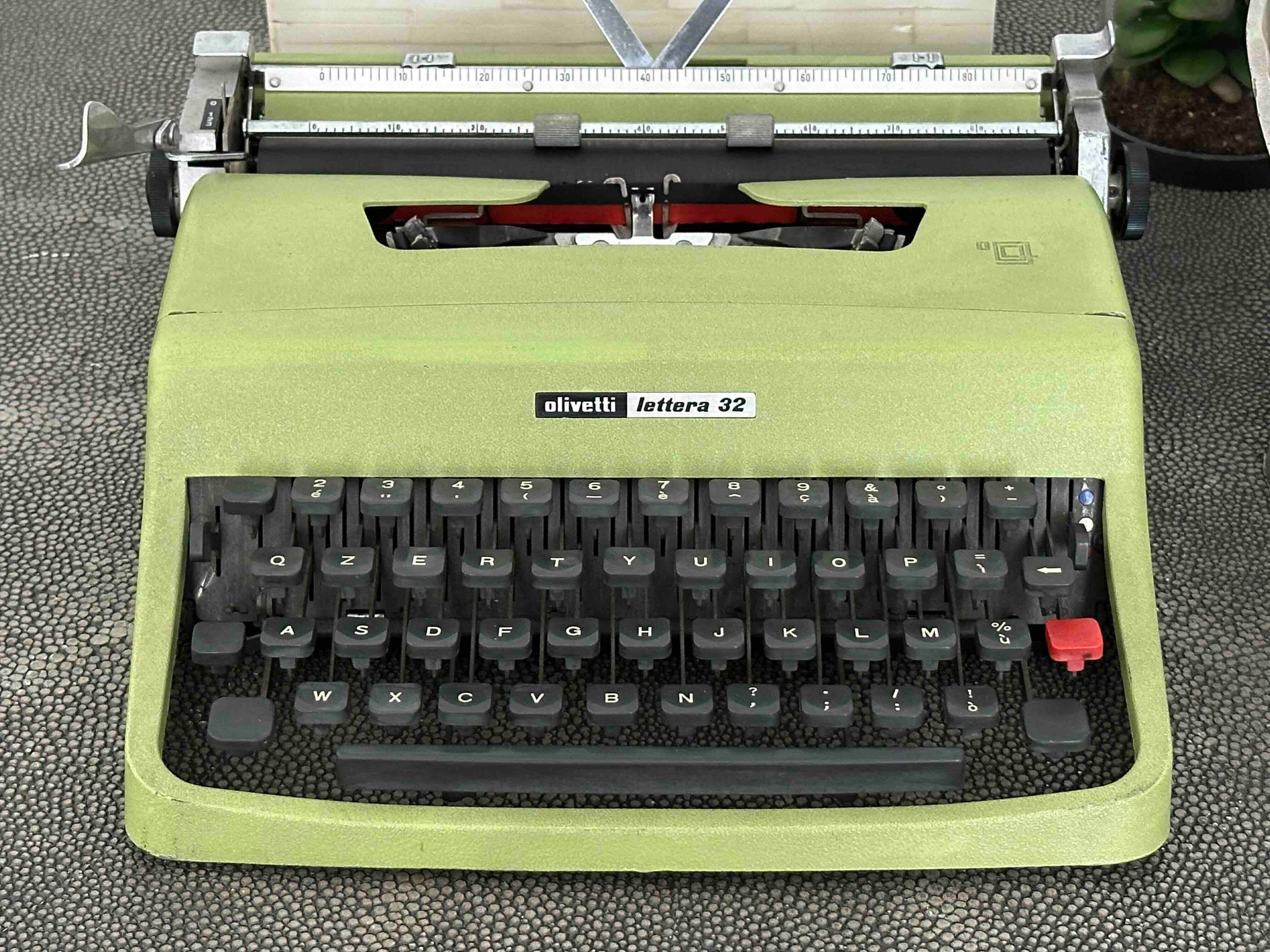 Olivetti Lettera 32 Typewriter in Pistachio Yellow-Green, Qzerty Layout, 1974, Fully Functional