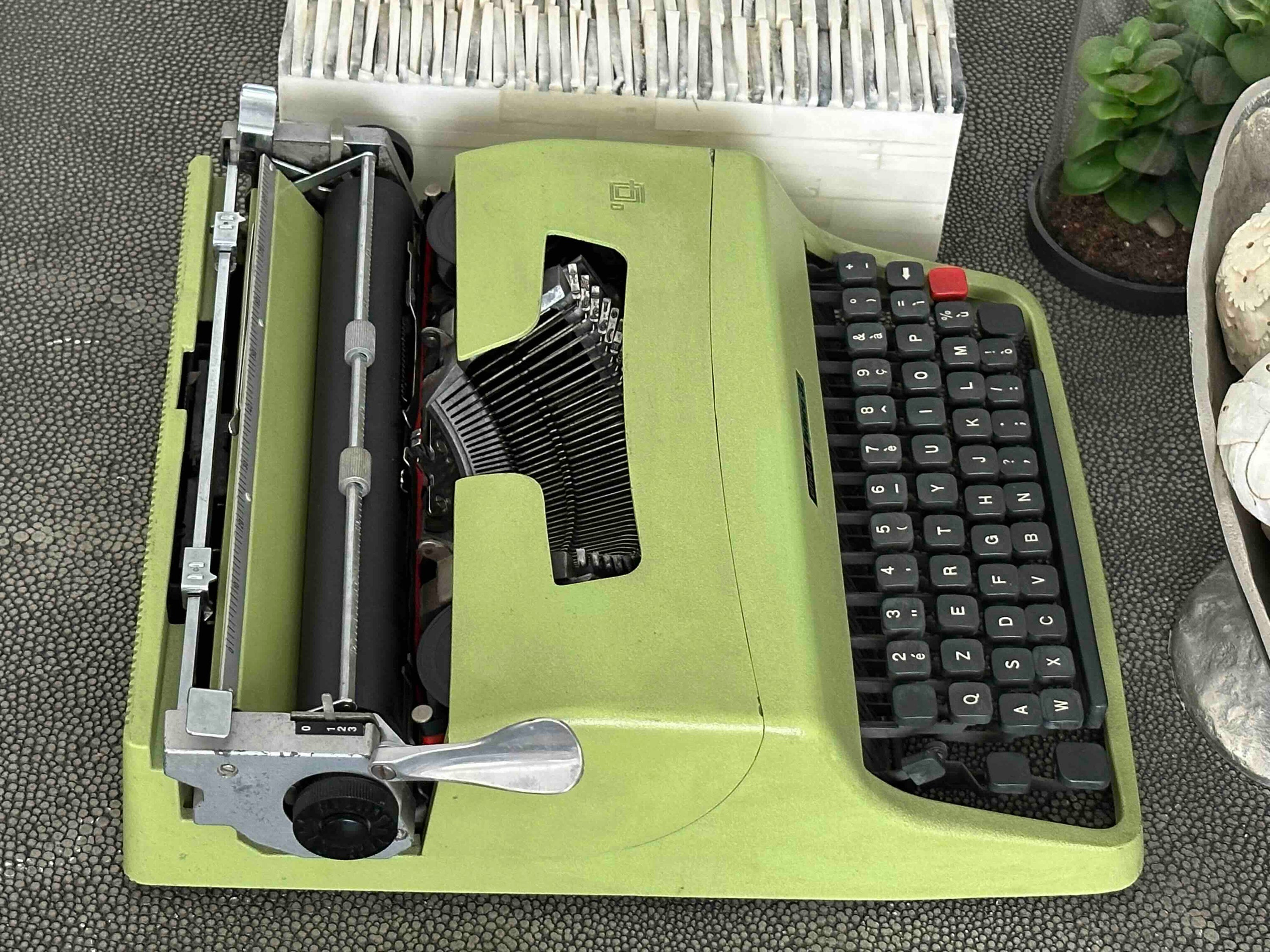 Olivetti Lettera 32 Typewriter in Pistachio Yellow-Green, Qzerty Layout, 1974, Fully Functional