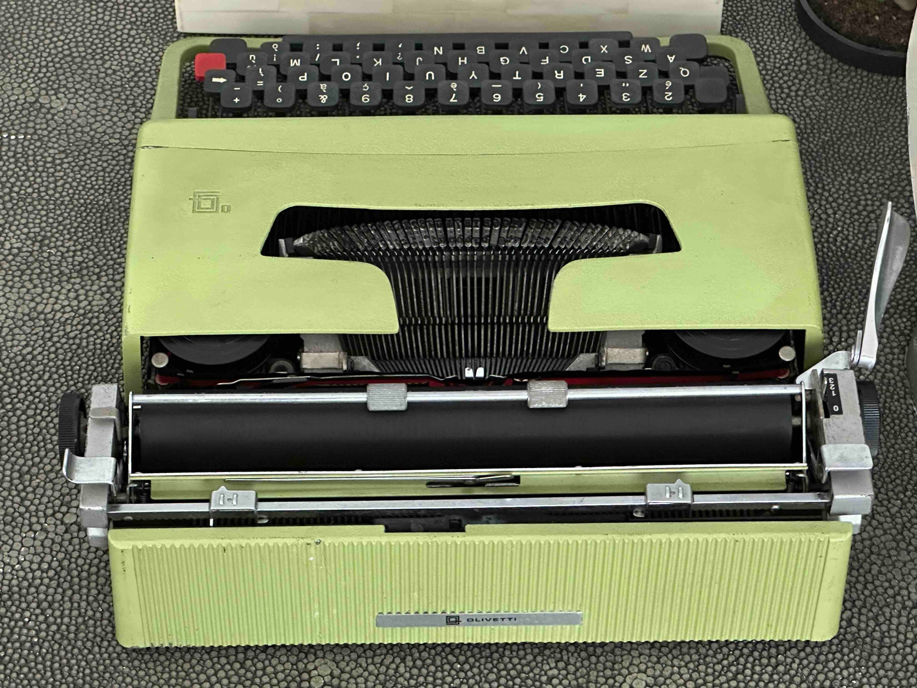 Olivetti Lettera 32 Typewriter in Pistachio Yellow-Green, Qzerty Layout, 1974, Fully Functional