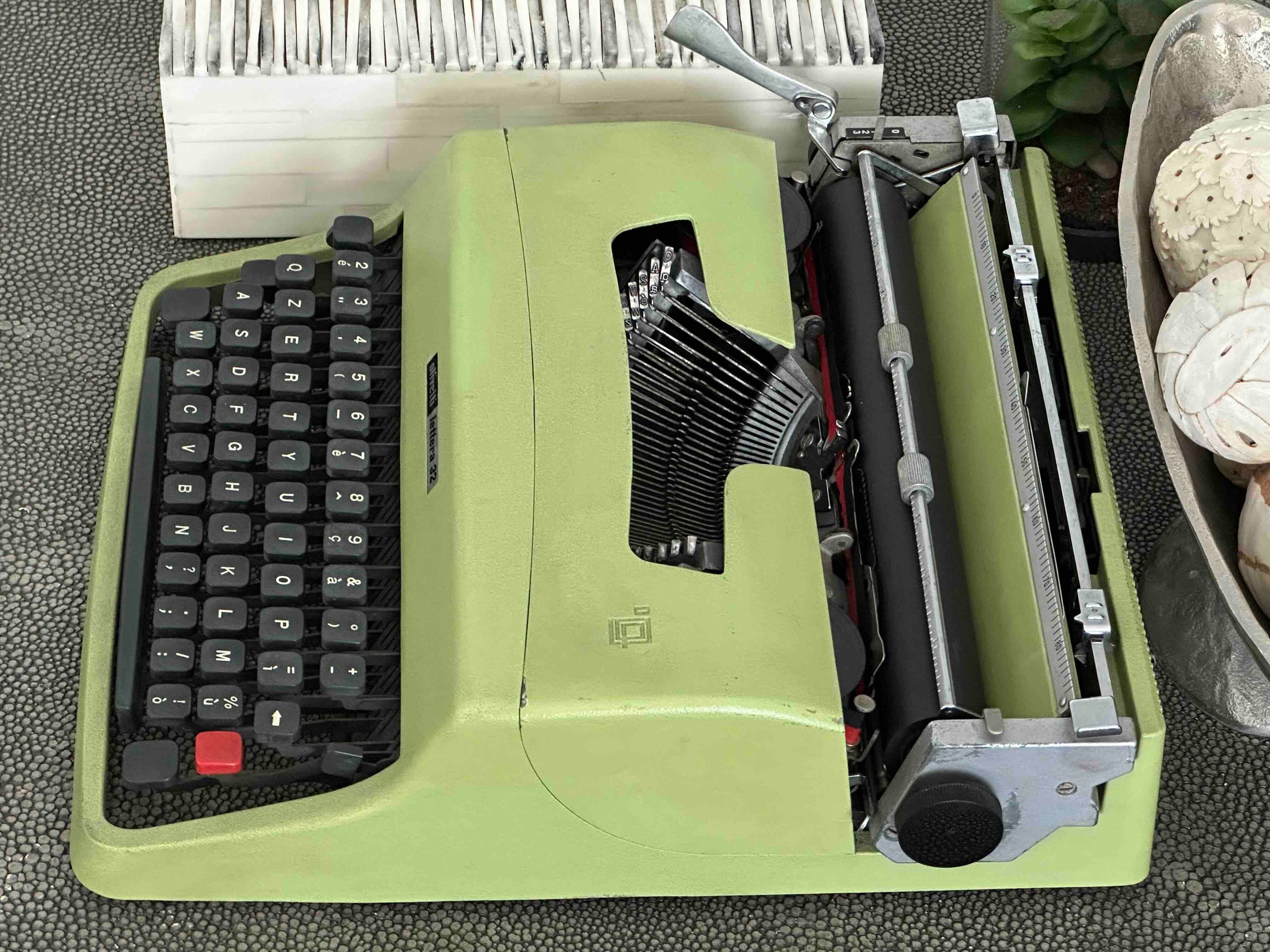 Olivetti Lettera 32 Typewriter in Pistachio Yellow-Green, Qzerty Layout, 1974, Fully Functional