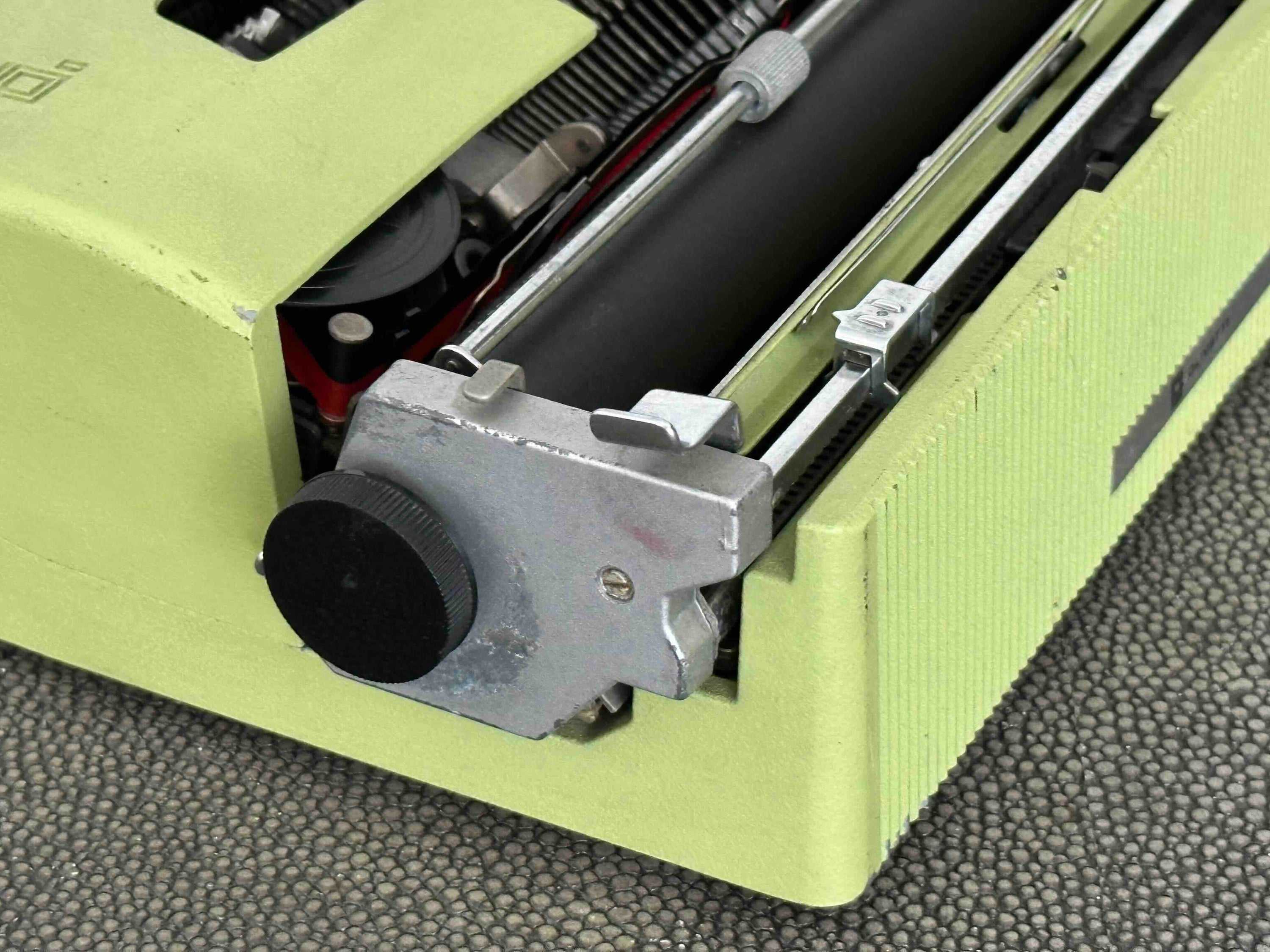 Olivetti Lettera 32 Typewriter in Pistachio Yellow-Green, Qzerty Layout, 1974, Fully Functional