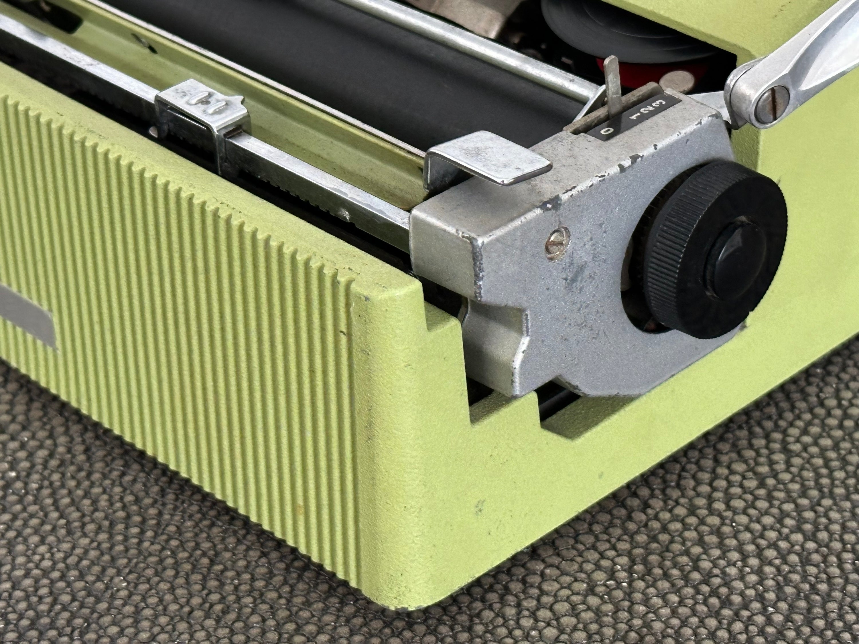 Olivetti Lettera 32 Typewriter in Pistachio Yellow-Green, Qzerty Layout, 1974, Fully Functional