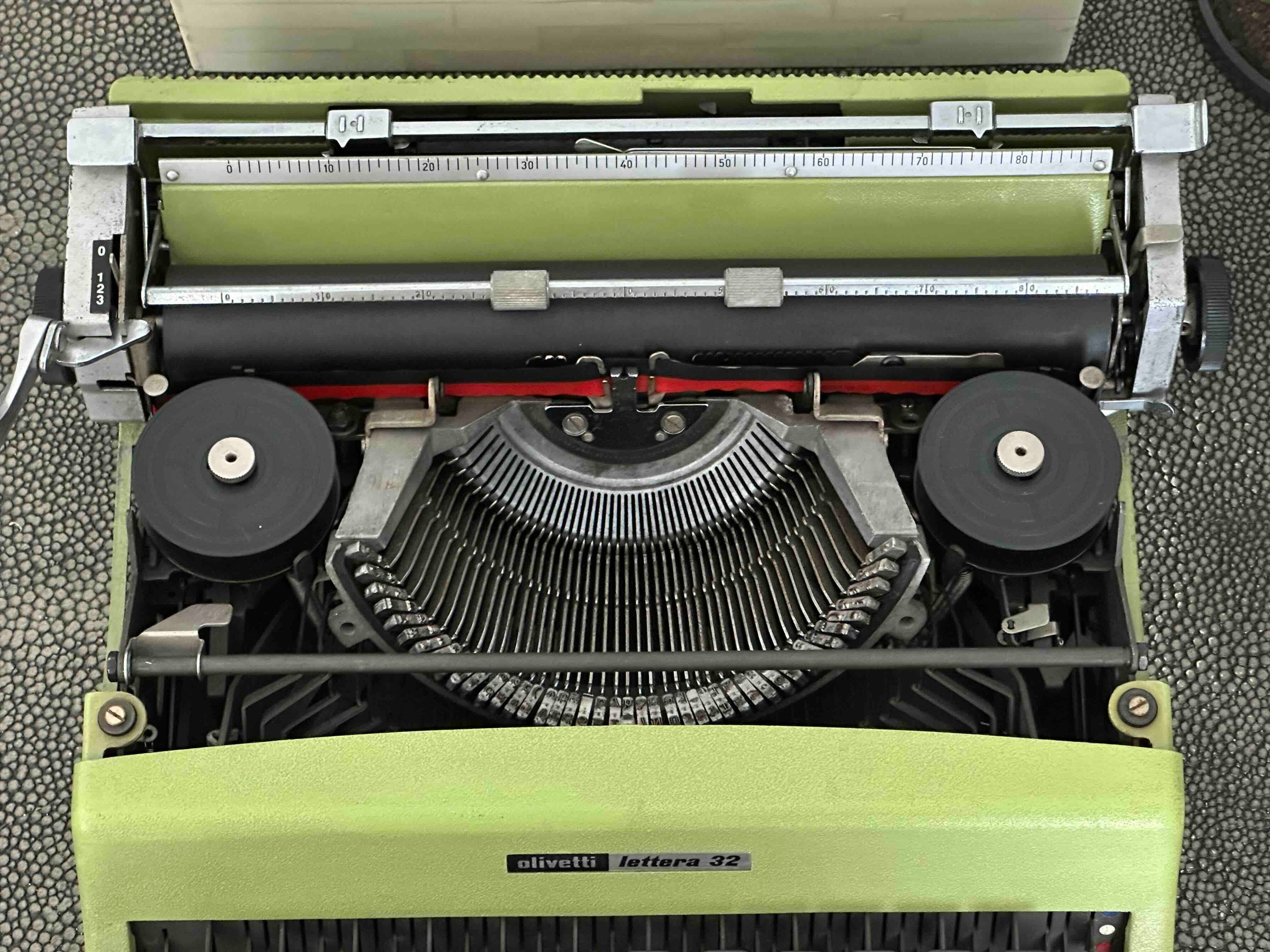 Olivetti Lettera 32 Typewriter in Pistachio Yellow-Green, Qzerty Layout, 1974, Fully Functional