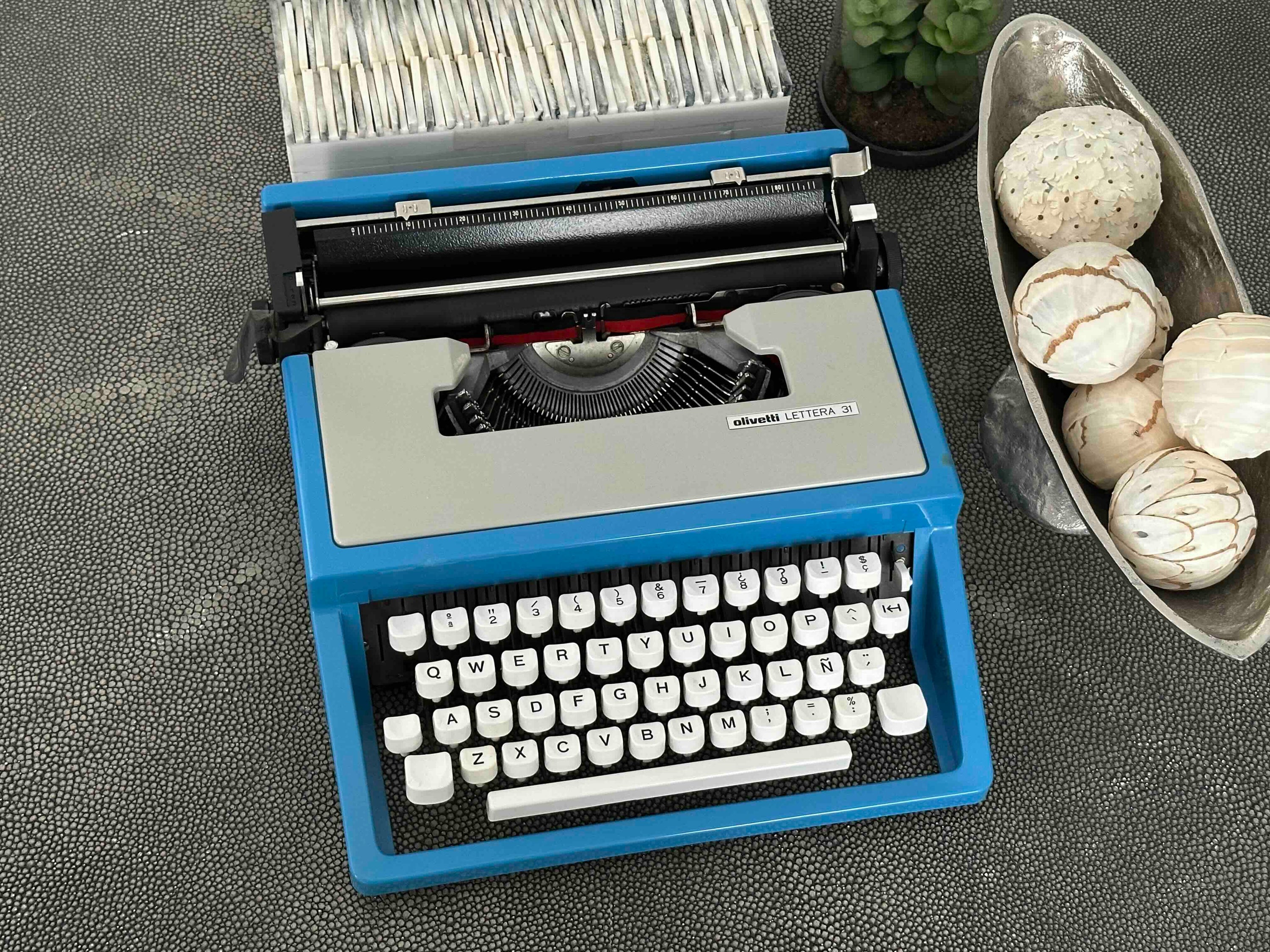 Olivetti Lettera 31 Typewriter with Qwerty Layout, 1970s, Fully Functional