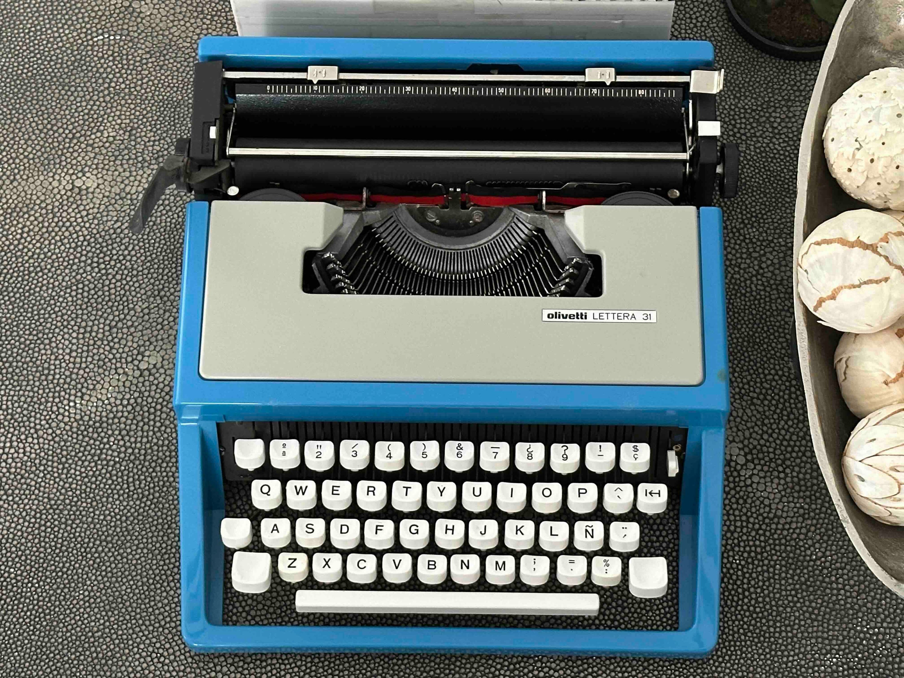 Olivetti Lettera 31 Typewriter with Qwerty Layout, 1970s, Fully Functional