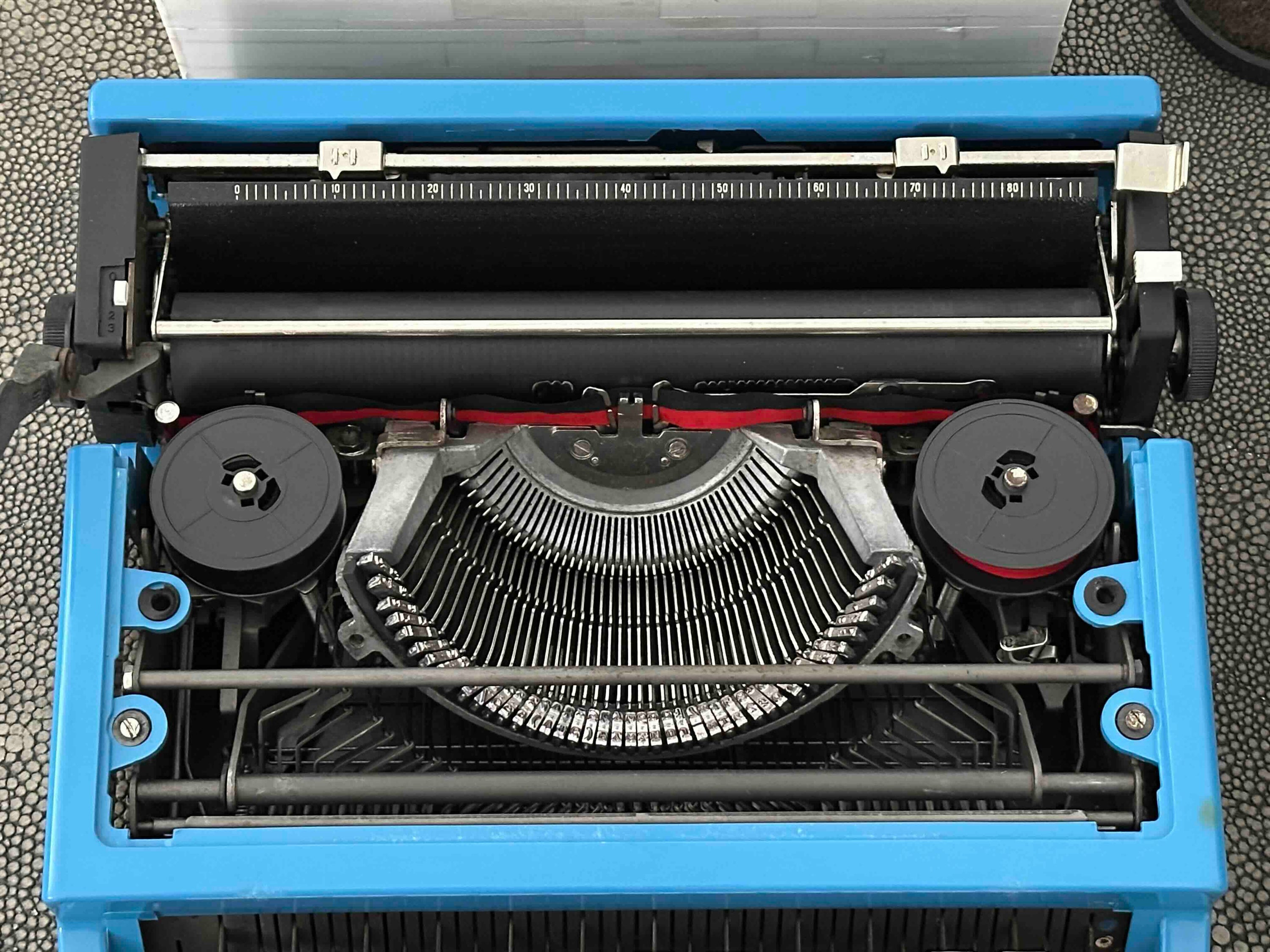 Olivetti Lettera 31 Typewriter with Qwerty Layout, 1970s, Fully Functional