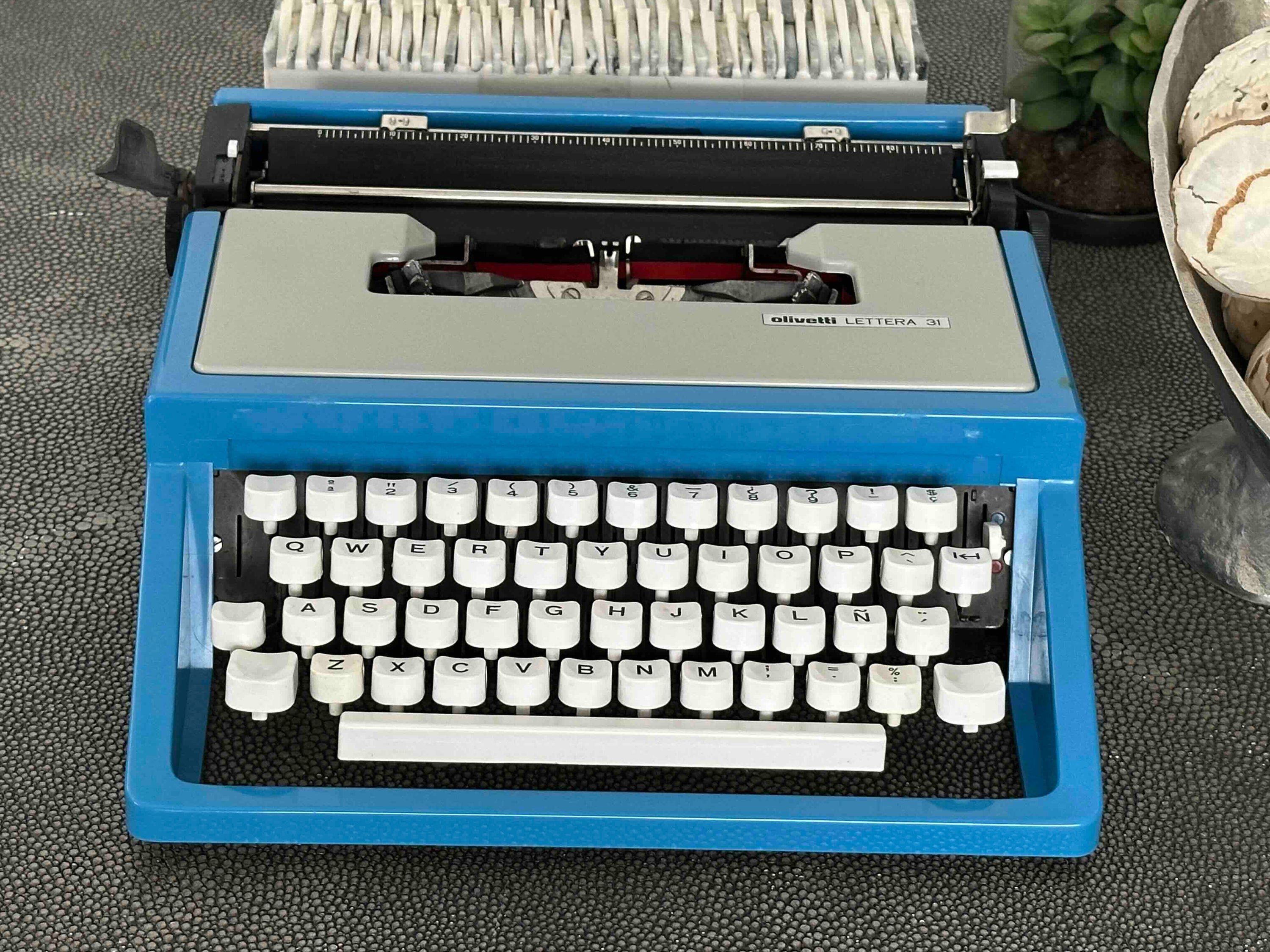Olivetti Lettera 31 Typewriter with Qwerty Layout, 1970s, Fully Functional